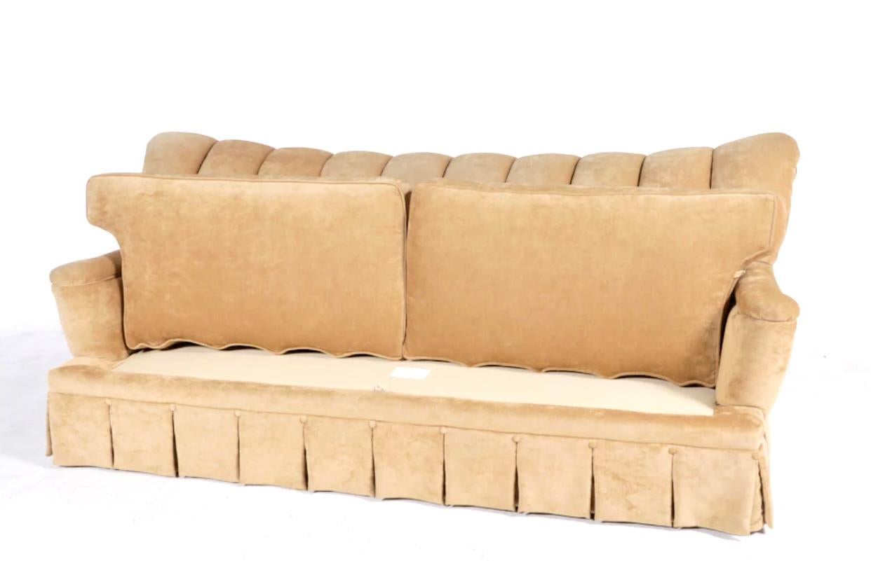 Grand canapé Art Déco à dossier et jupe en velours camel. en vente 2