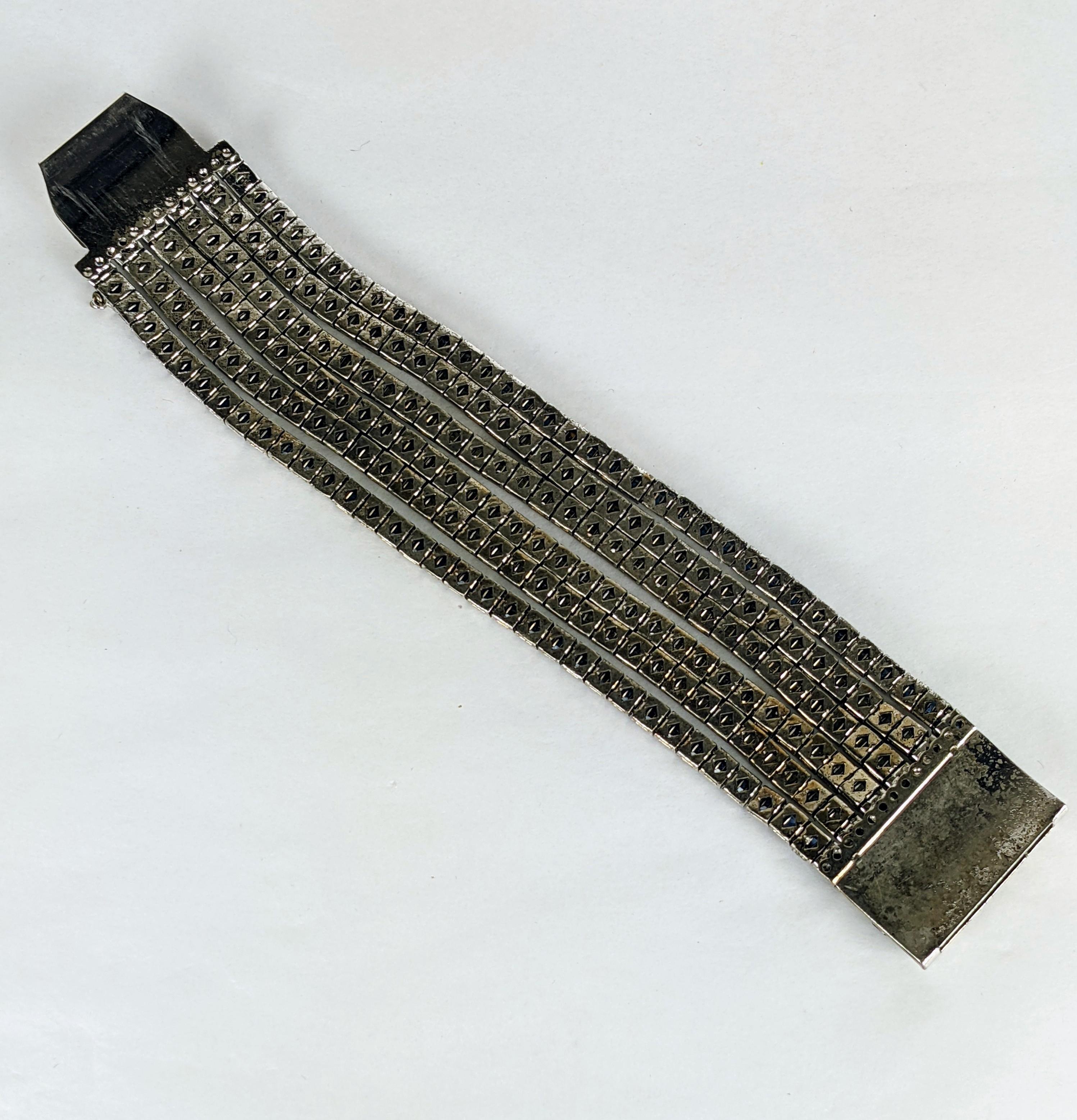 Breites Art-Déco-Armband mit Kanalfassung Damen im Angebot