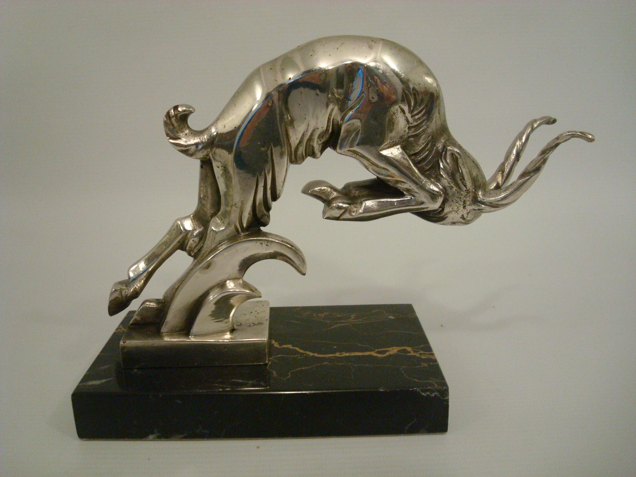 Art Deco-Ladewidder Versilberte Bronze-Skulptur - Italienisch 1930er Jahre.
Figur signiert auf dem Sockel C. Rossi und Grigio.
Perfekter Briefbeschwerer für den Schreibtisch.