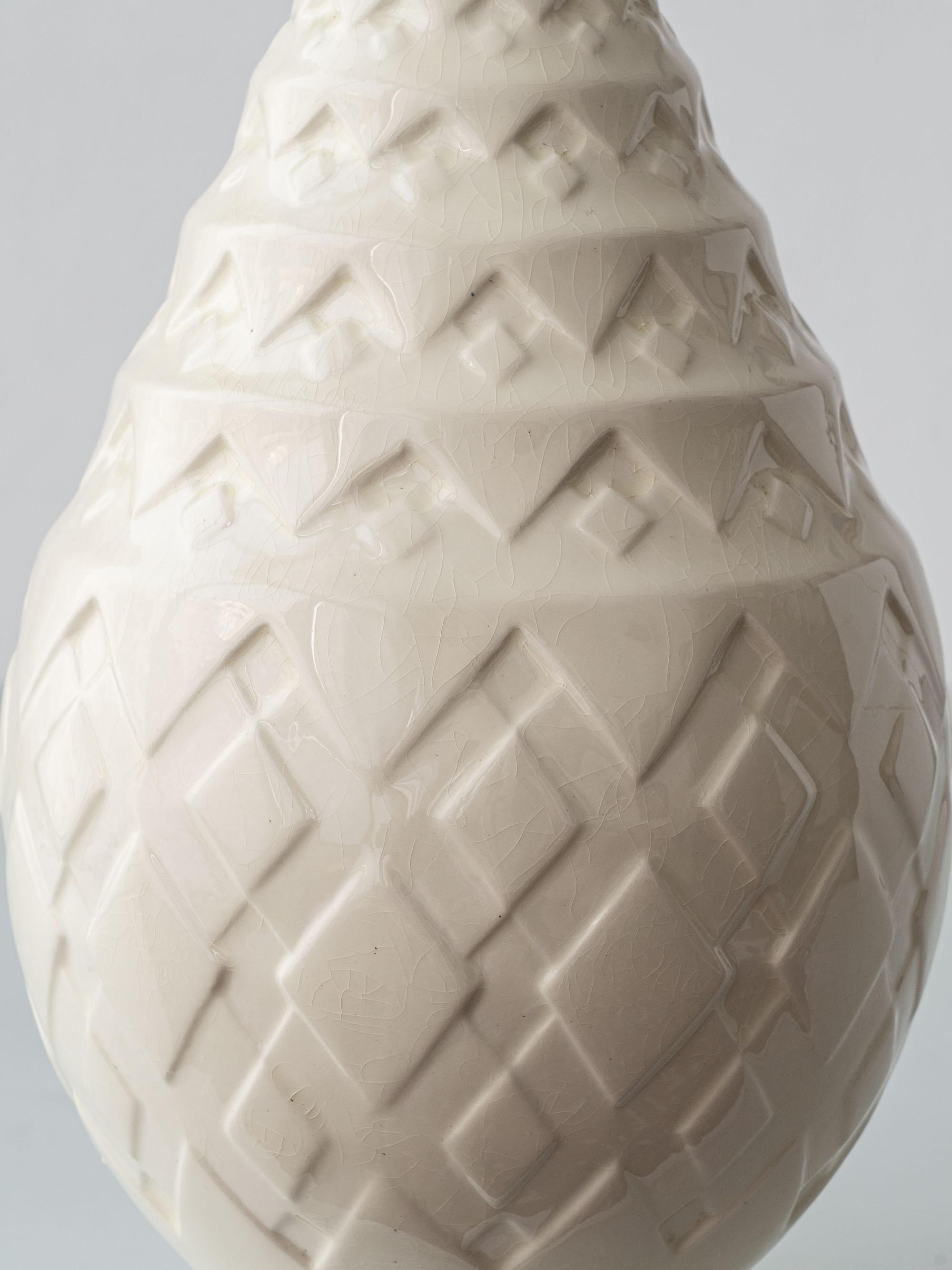 Art Deco Charles Catteau Boch Frères Ananas Tischlampe, New Silk Ikat Shade (Böhmisch) im Angebot