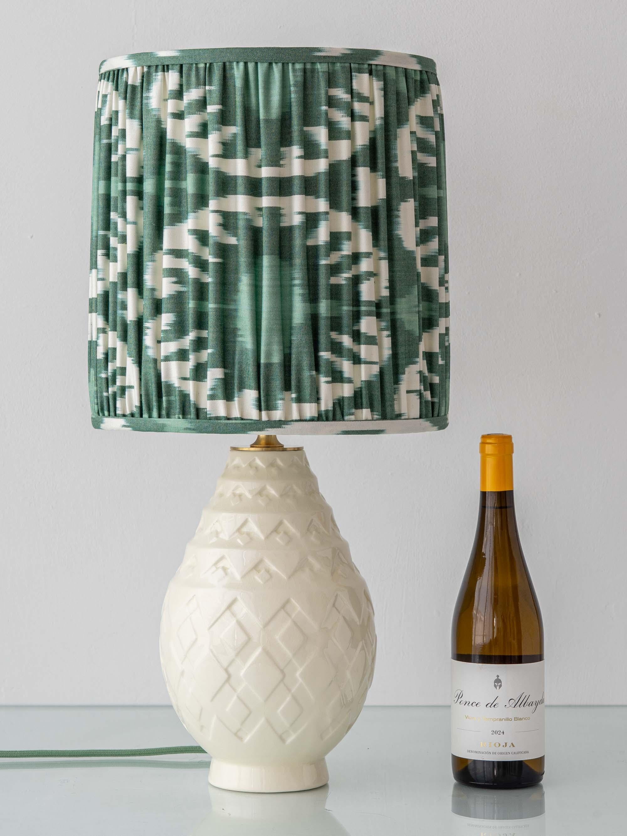 Art Deco Charles Catteau Boch Frères Ananas Tischlampe, New Silk Ikat Shade (Belgisch) im Angebot