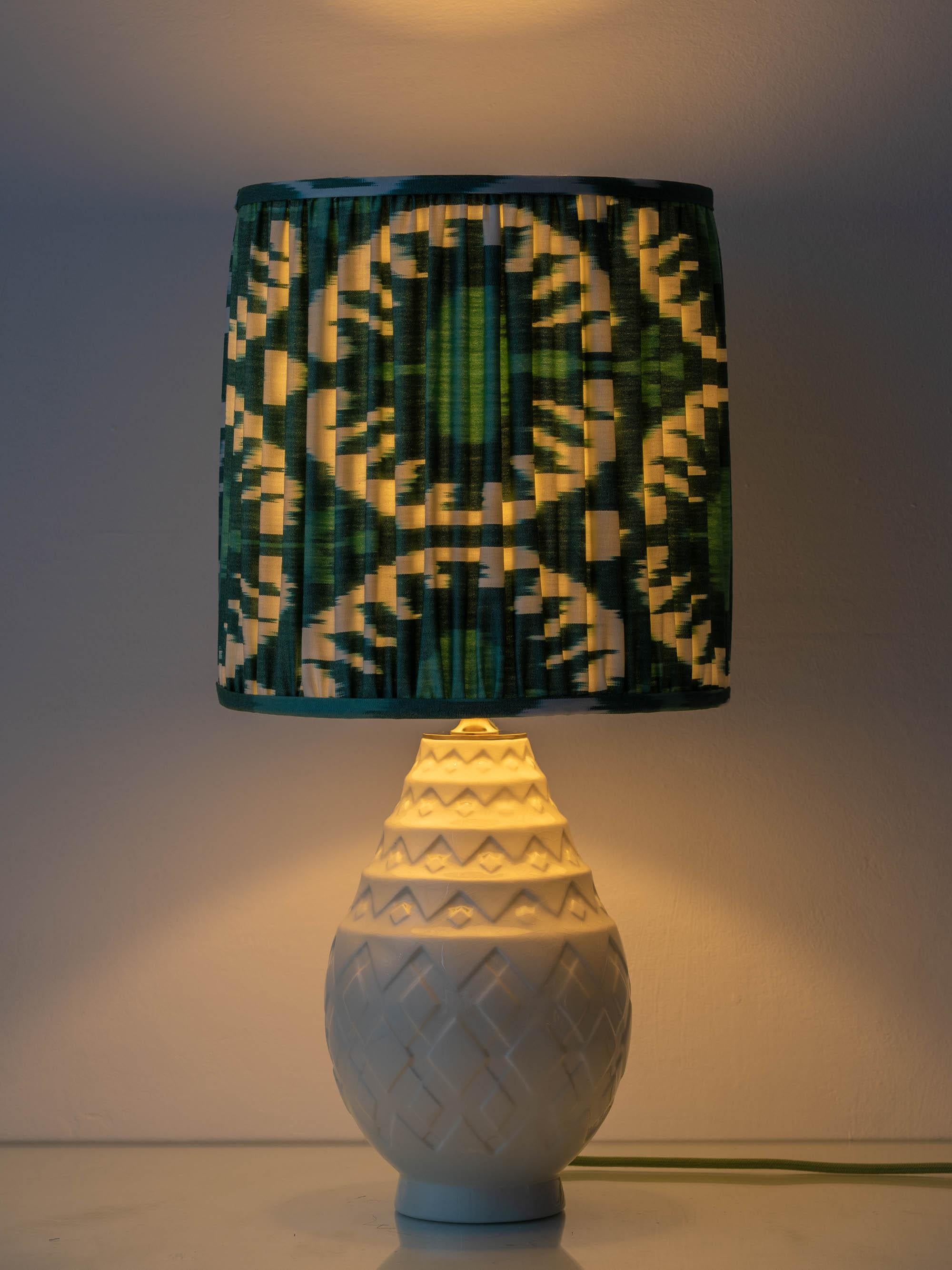 Art Deco Charles Catteau Boch Frères Ananas Tischlampe, New Silk Ikat Shade im Zustand „Gut“ im Angebot in AMSTERDAM, NL