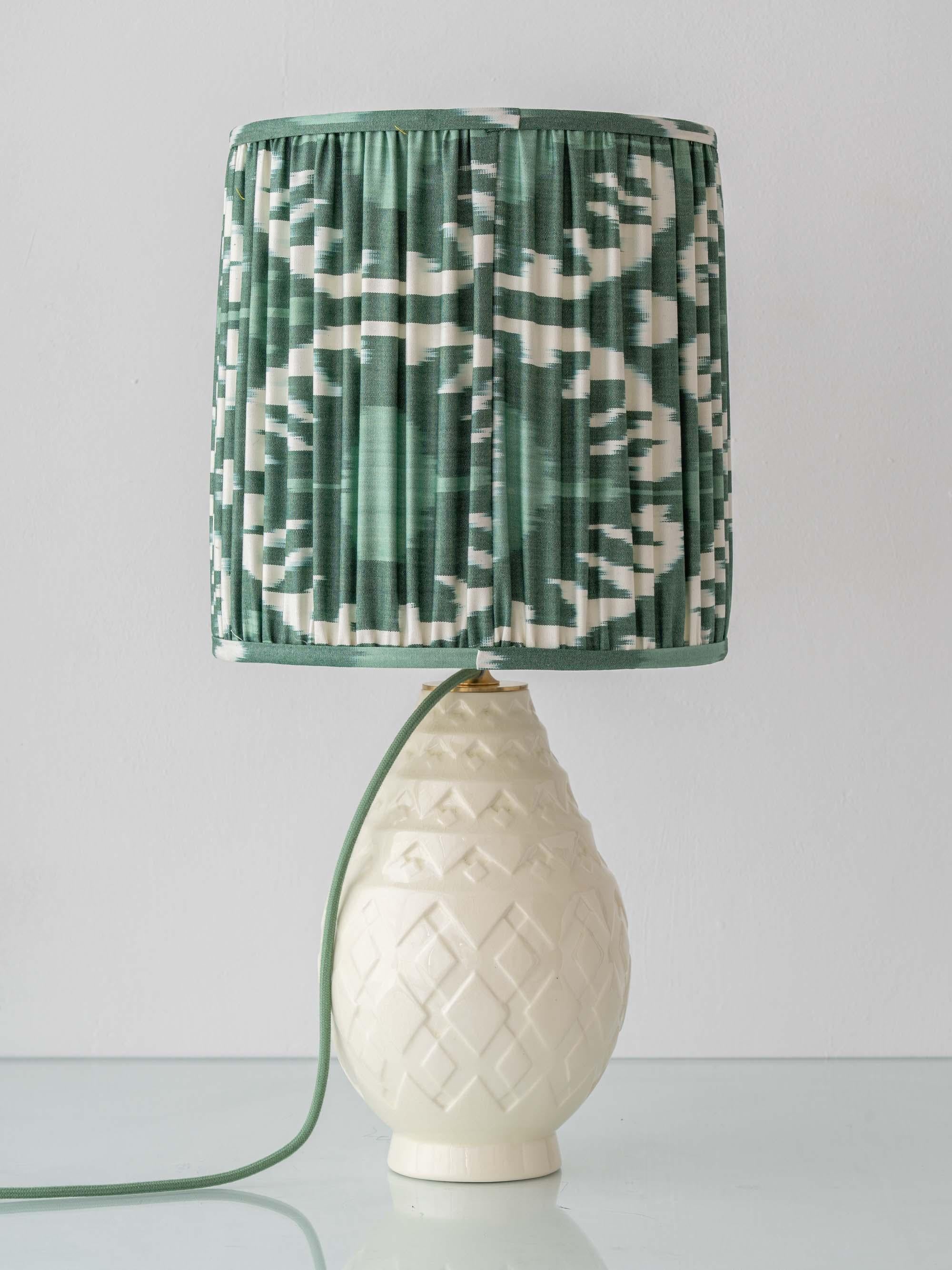 Art Deco Charles Catteau Boch Frères Ananas Tischlampe, New Silk Ikat Shade (20. Jahrhundert) im Angebot