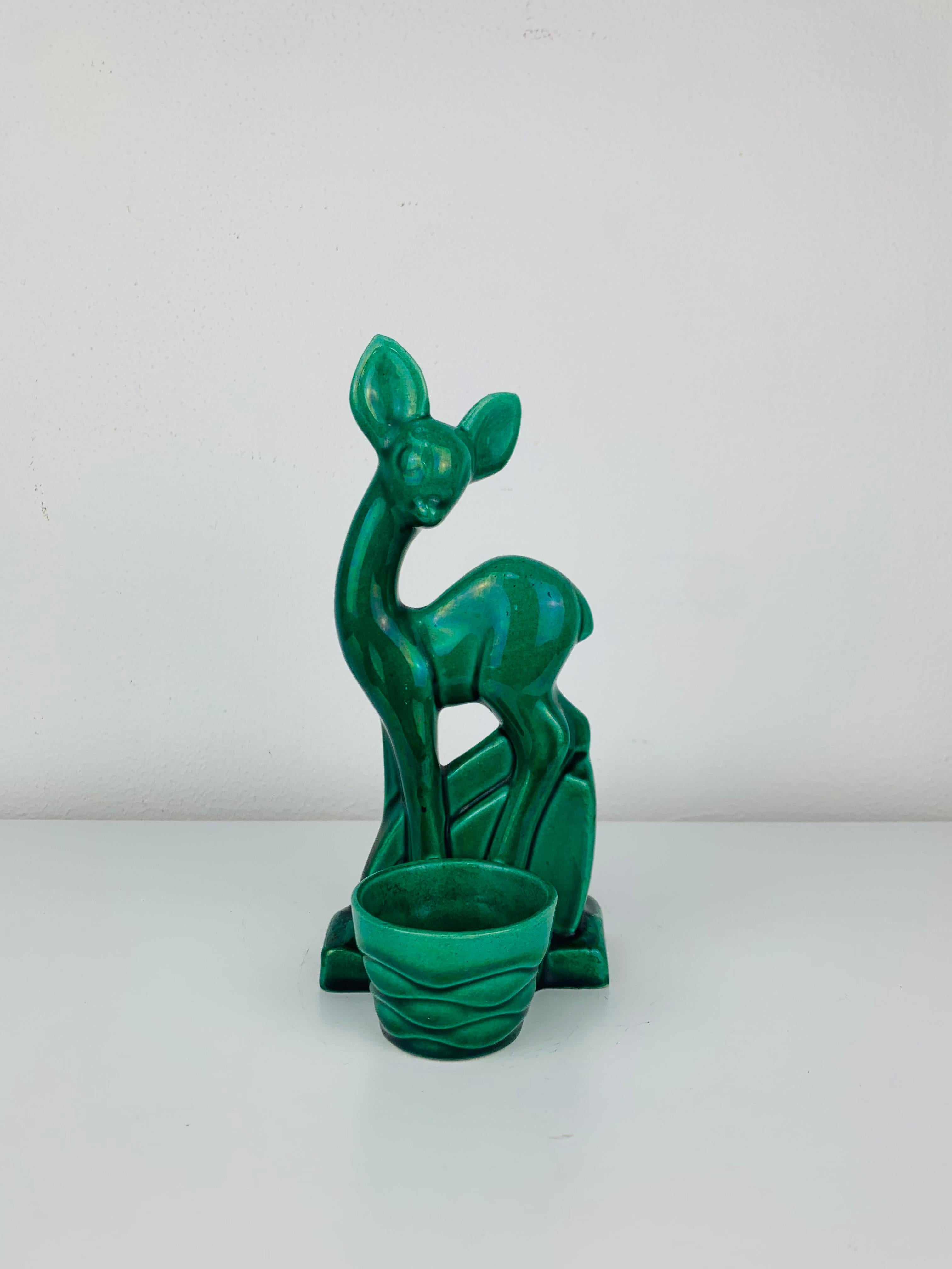 Scultura di cervo in ceramica Art Déco francese, disegnata da Charles Lemanceau per la manifattura di ceramiche Saint Clément negli anni Trenta. Condizioni perfette. 