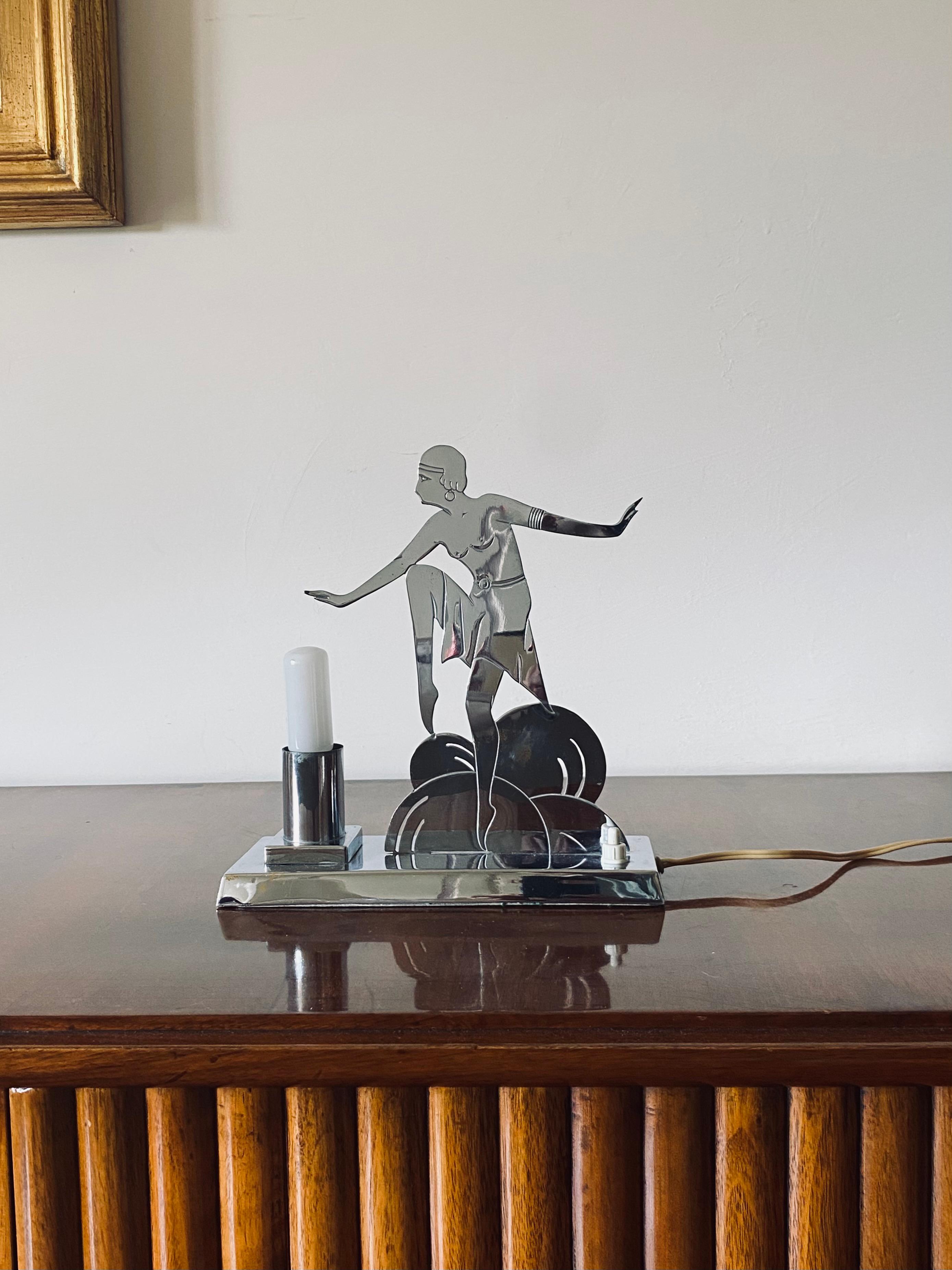 Art Déco table / desk lamp by french lighting manufacturer’s LW Paris.

Cubist shaped Charleston Dancer.

France, Circa 1930.

Chrome.

Bulb included

Marked

H: 25 cm 

W: 23 cm x 9 cm

Conditions: very good, consistent with age and use. Original