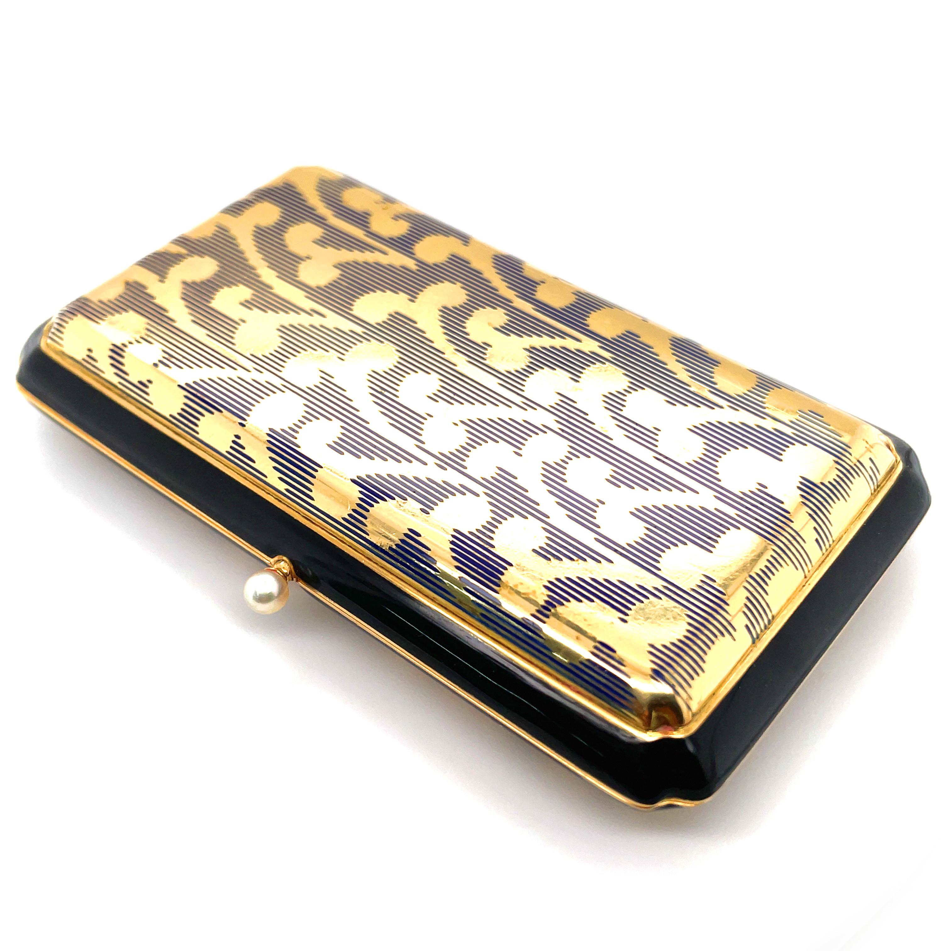 Etui à cigarettes émaillé Art déco Charlton & Co, vers 1920

Magnifique étui à cigarettes en or 18 carats, entouré d'émail noir et orné d'un motif très particulier de tige de lys en forme de treillis dans un émail bleu saisissant.

A propos de