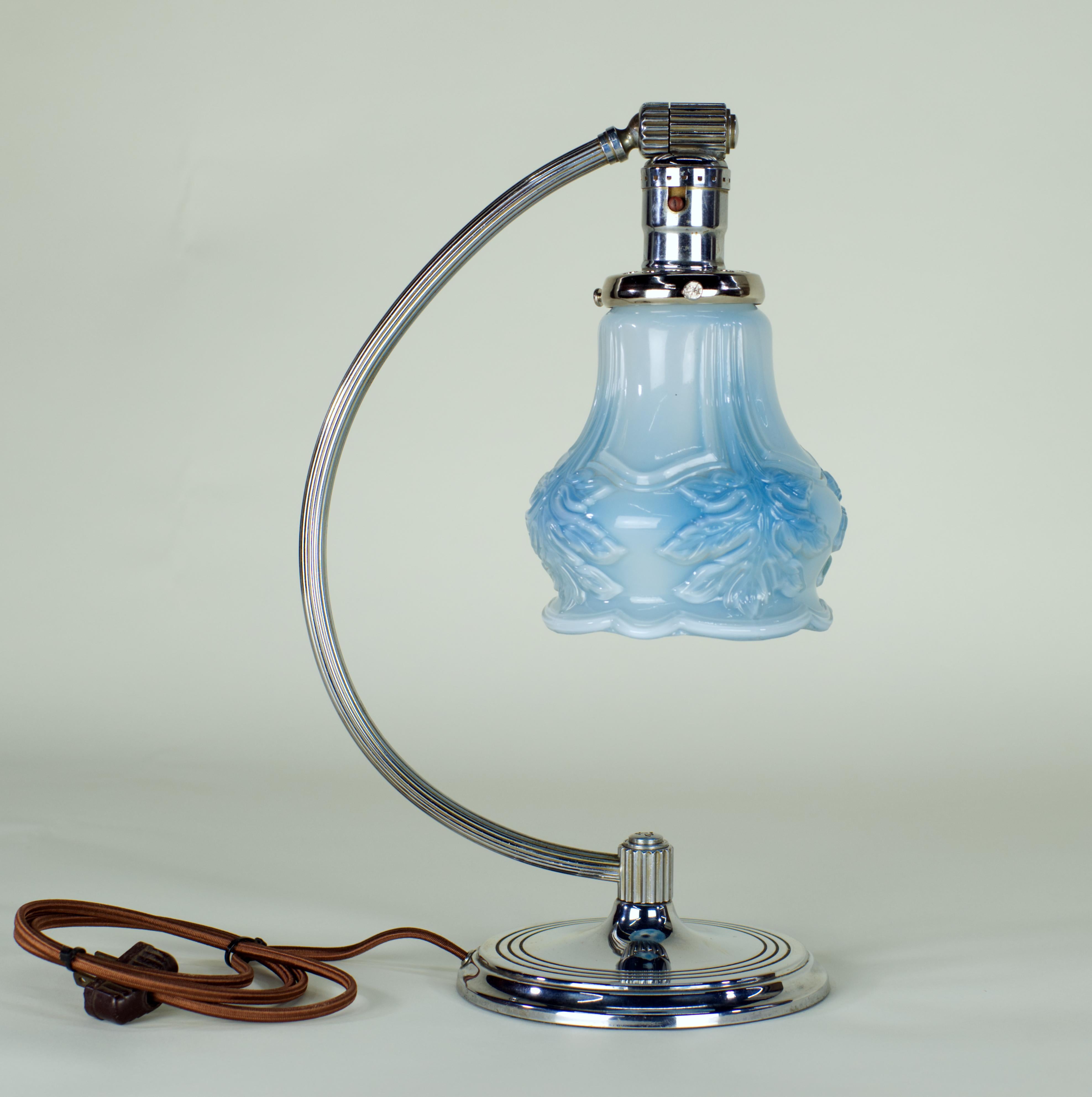 Charmante lampe de table Art déco fabriquée par The Table Company de Waterbury, Connecticut. La ligne Art déco a été produite par Chase jusque dans les années 1940, puis la société s'est tournée vers la production d'articles de guerre.
Le chromage