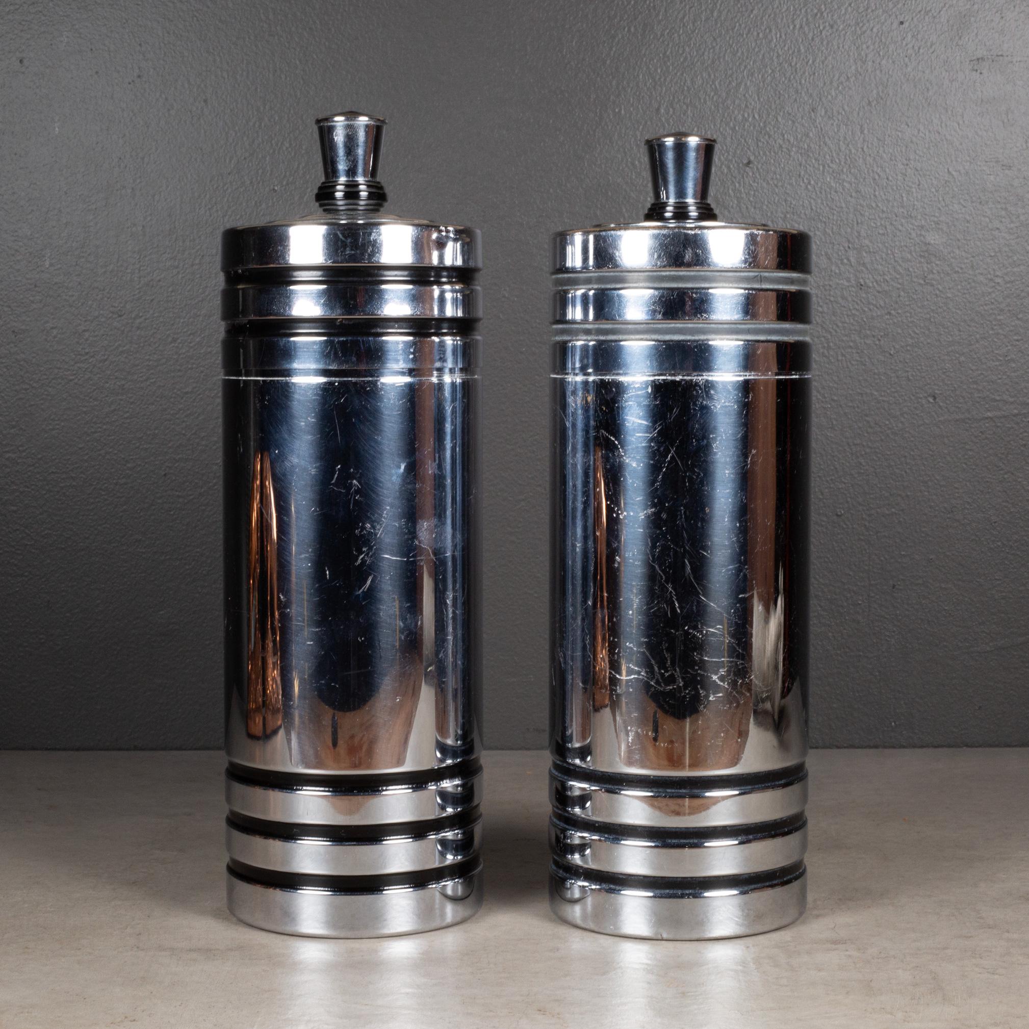 CIRCA

Shakers in rame cromato con bande in smalto nero e collare in bachelite. Il CAP si solleva per rivelare un filtro staccabile. 

    CREATORE Howard Reichenbach (1901-1959) per Chase Brass & Copper Co., Waterbury, Connecticut.
    DATA DI