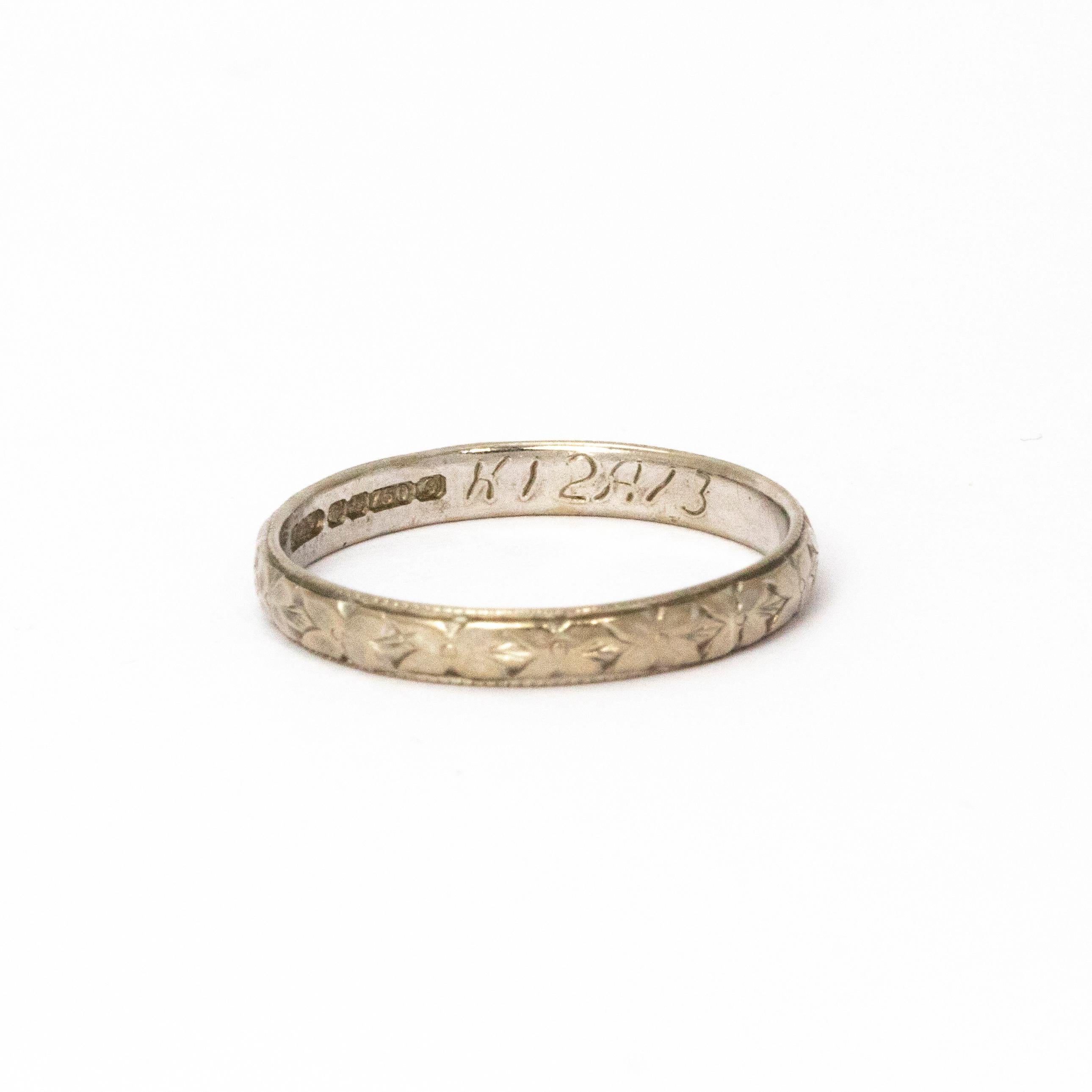 Ein eleganter Art-Déco-Ring. Das Band ist vollständig von Hand ziseliert mit einem schönen Blumen- und Blattmuster. Gefertigt aus 18 Karat Weißgold. 

Ringgröße: Q 1/2 oder 8.5