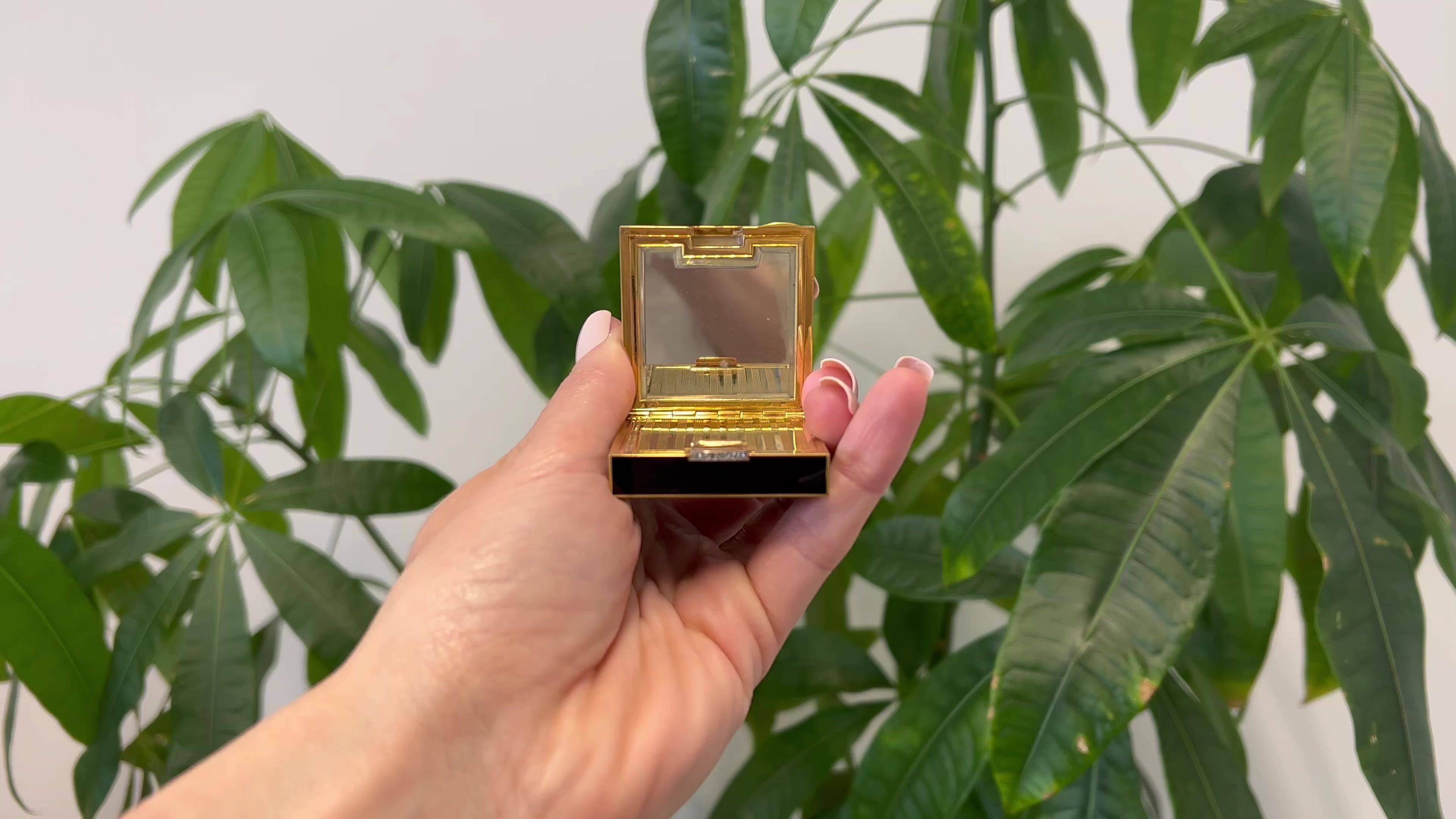 Ein Art Deco Chaumet Frankreich Diamant 18k Gold schwarz und blau Emaille gespiegelt Compact. Mit sechs Diamanten im Senaille-Schliff mit einem Gesamtgewicht von ca. 0,10 Karat, eingestuft in Farbe I und Reinheit SI. Gefertigt aus massivem