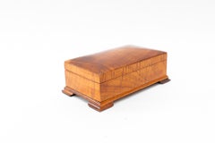 Joyero Art Decó de madera de cerezo hacia 1920