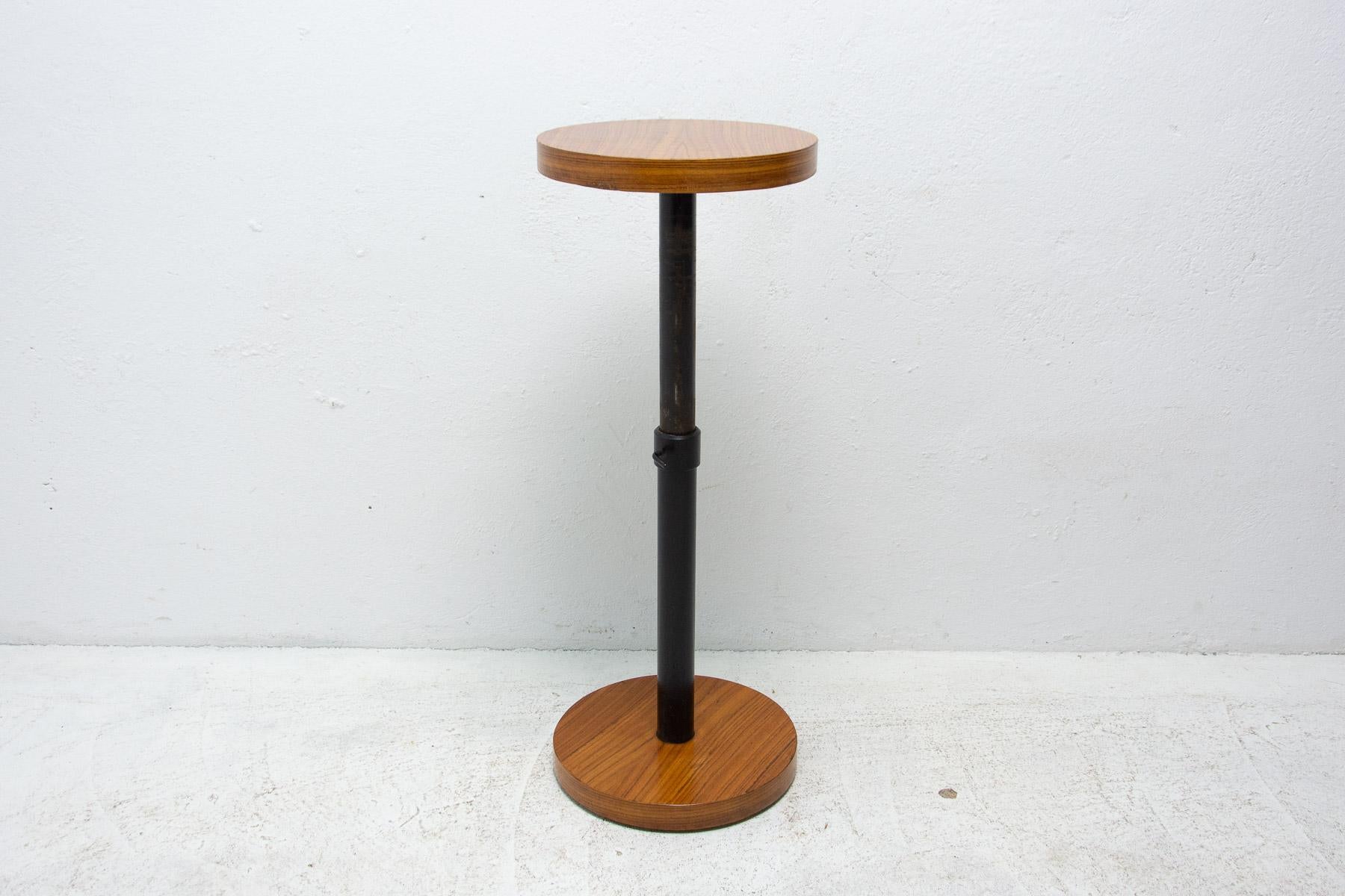 Art Deco Cherry Wood Round Side Table, Bohemia, 1930s For Sale 4