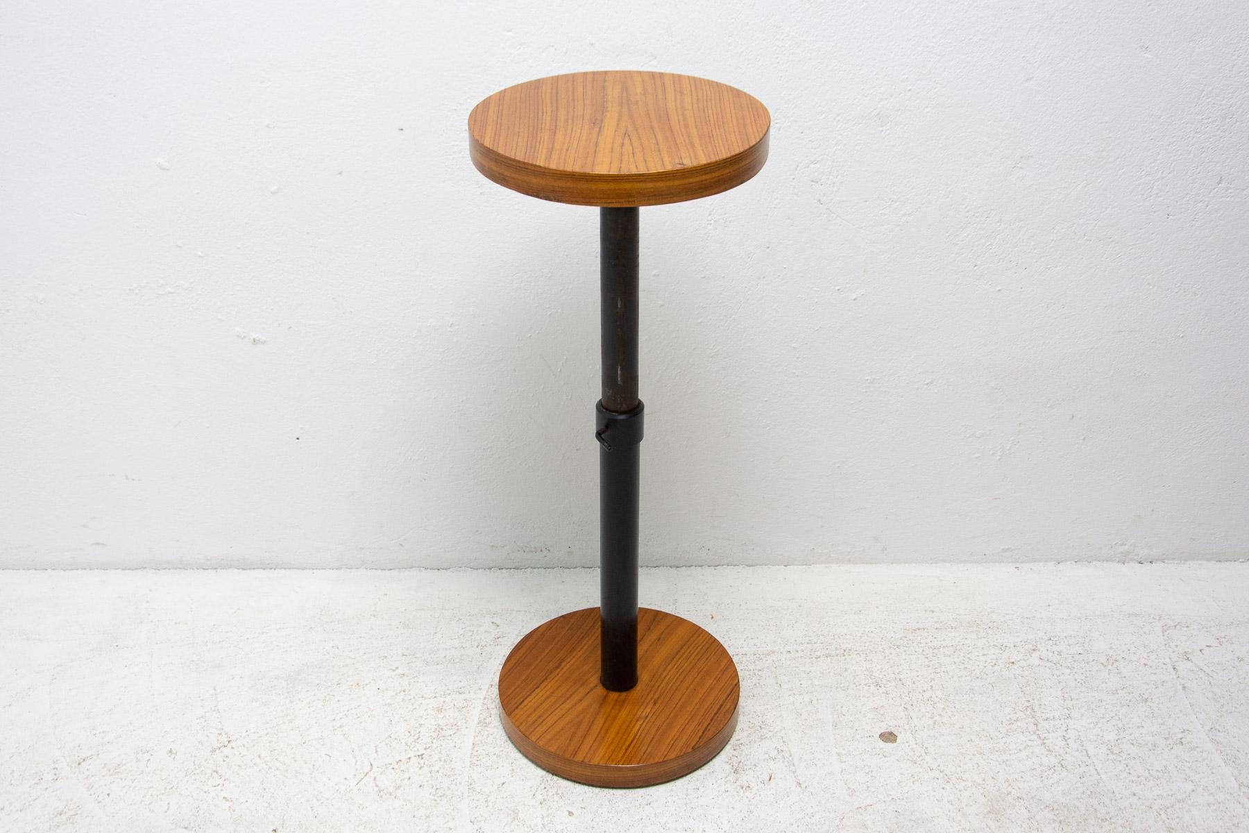 Art Deco Cherry Wood Round Side Table, Bohemia, 1930s For Sale 5