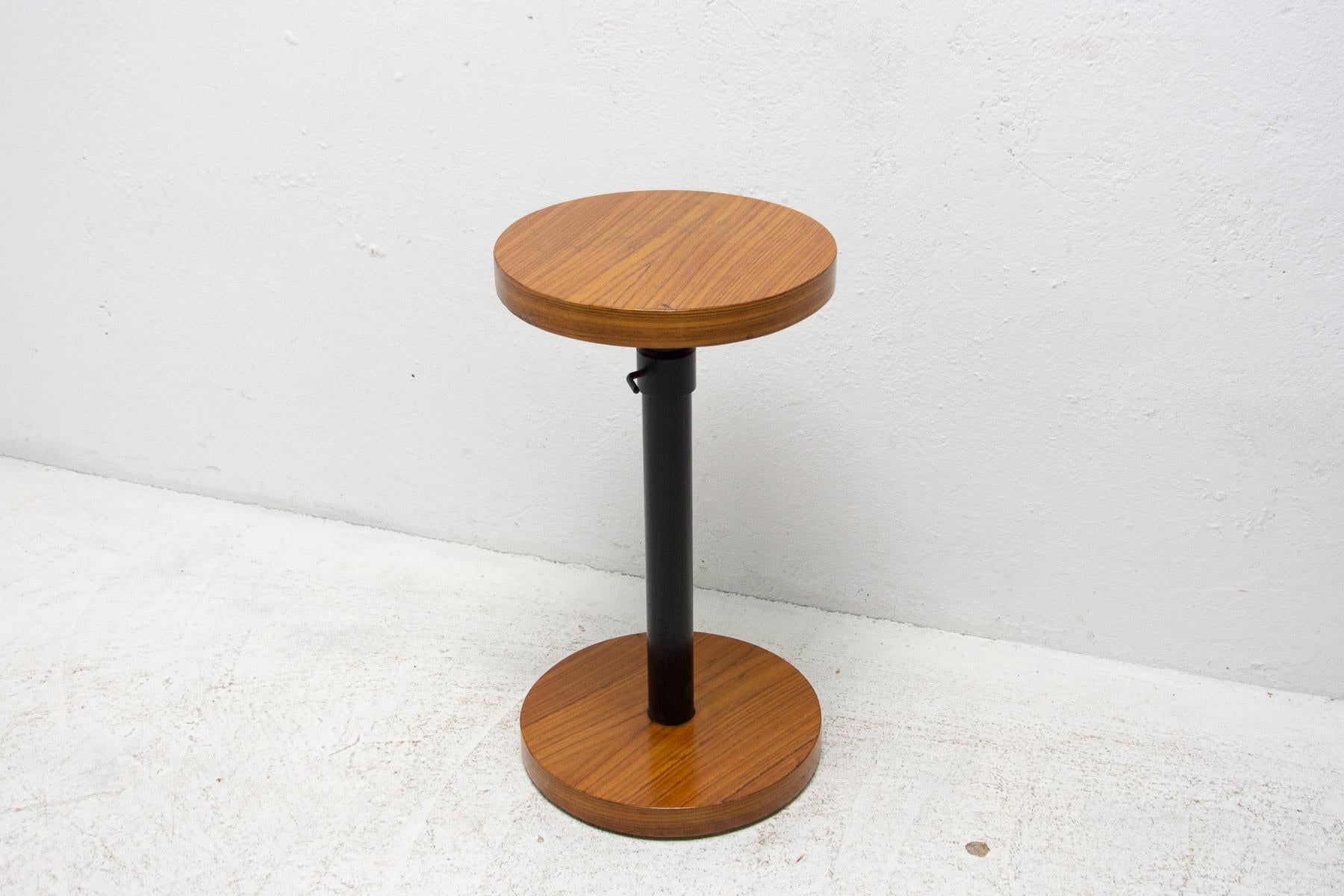 This occasional positioning side table or plant stand was made in the former Czechoslovakia in the 1930´s. It was made of cherry wood and iron. The height can be extended up to 93 cm. The table is completely refurbished and in great