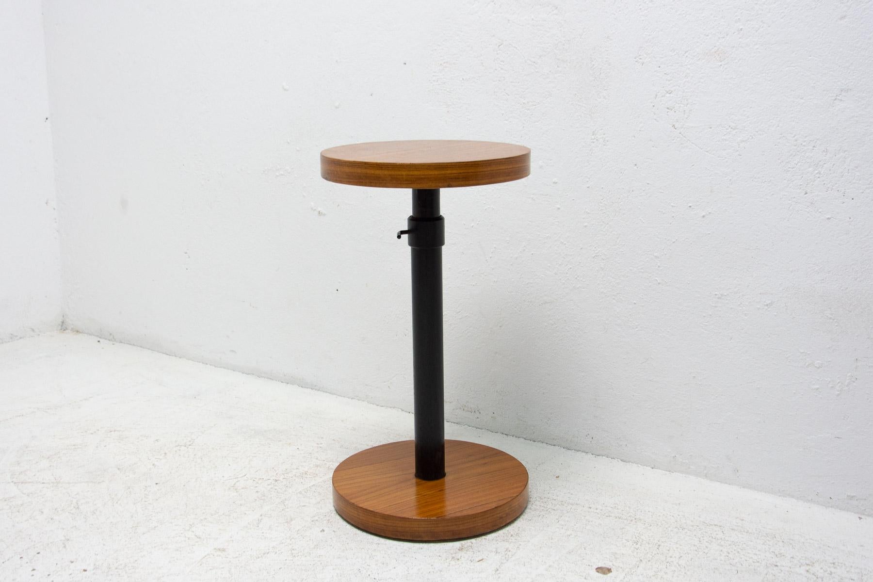 Art Deco Cherry Wood Round Side Table, Bohemia, 1930s In Good Condition For Sale In Prague 8, CZ