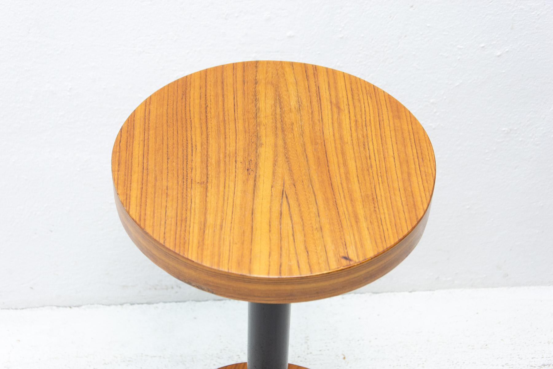 Art Deco Cherry Wood Round Side Table, Bohemia, 1930s For Sale 1