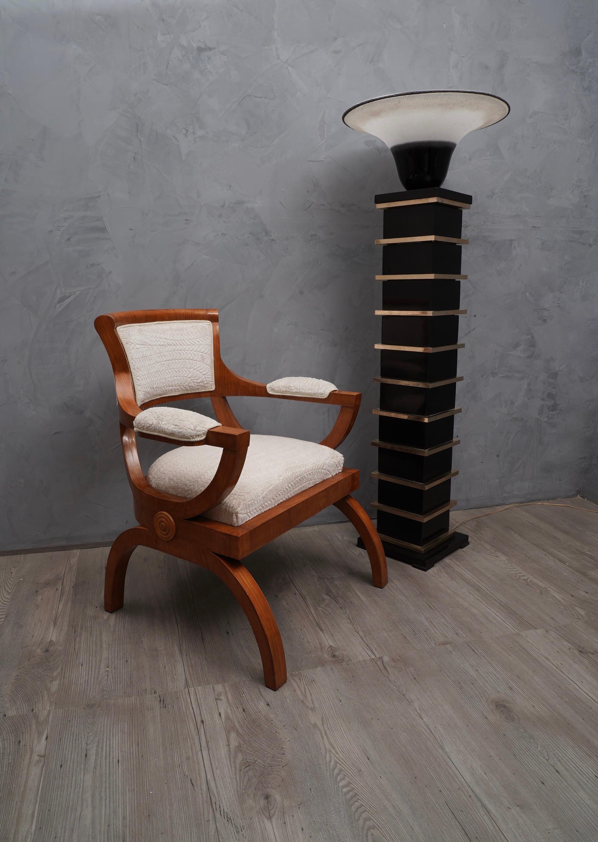 Sessel mit besonderem Design und edlem Kirschbaumholz, bezogen mit einem schönen weißen, abgesteppten Samtstoff.

Alles ist mit Kirschholz furniert und mit weißem, besticktem Samtstoff bezogen. Das Design des Stuhls ist sehr speziell und modern. Die