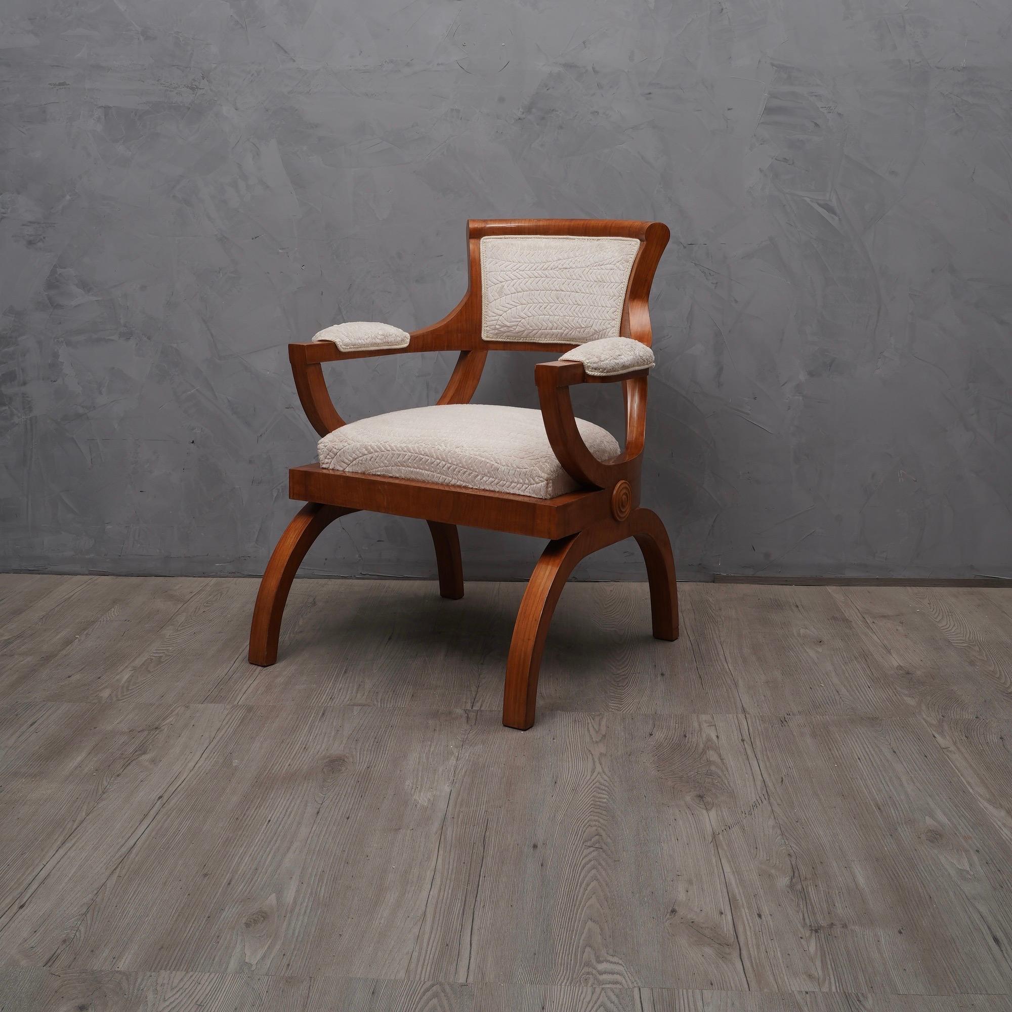 Italienischer Sessel aus Kirschholz und weißem Samt im Art-Deco-Stil:: 1930 (Art déco) im Angebot