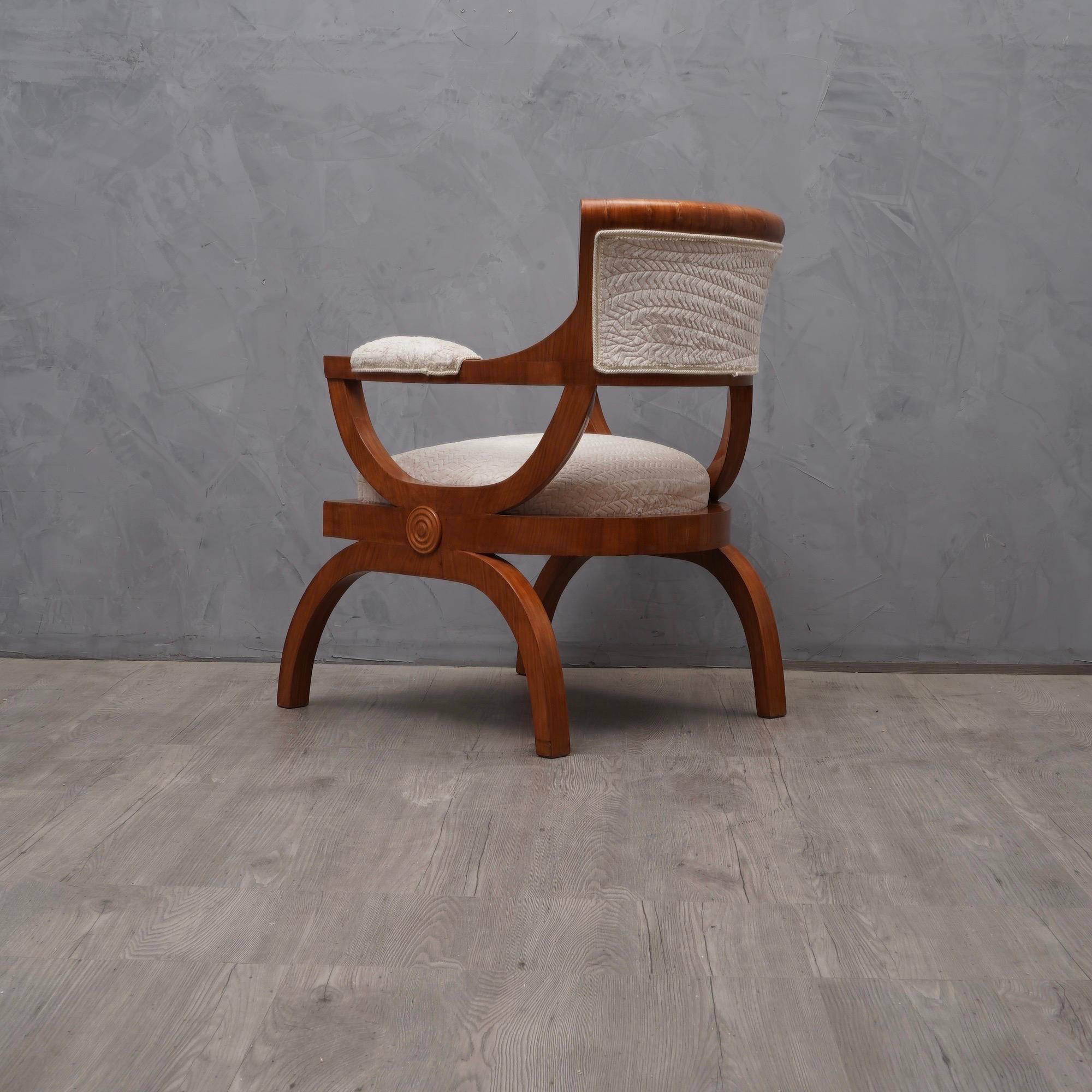 Italienischer Sessel aus Kirschholz und weißem Samt im Art-Deco-Stil:: 1930 im Zustand „Gut“ im Angebot in Rome, IT