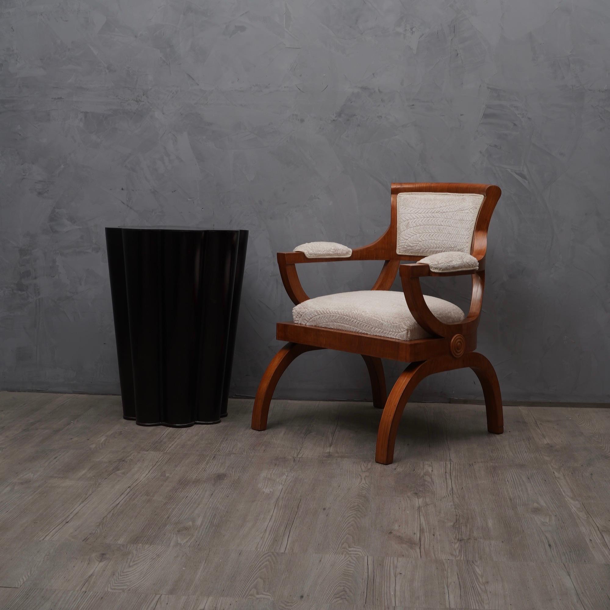 Italienischer Sessel aus Kirschholz und weißem Samt im Art-Deco-Stil:: 1930 (Mitte des 20. Jahrhunderts) im Angebot