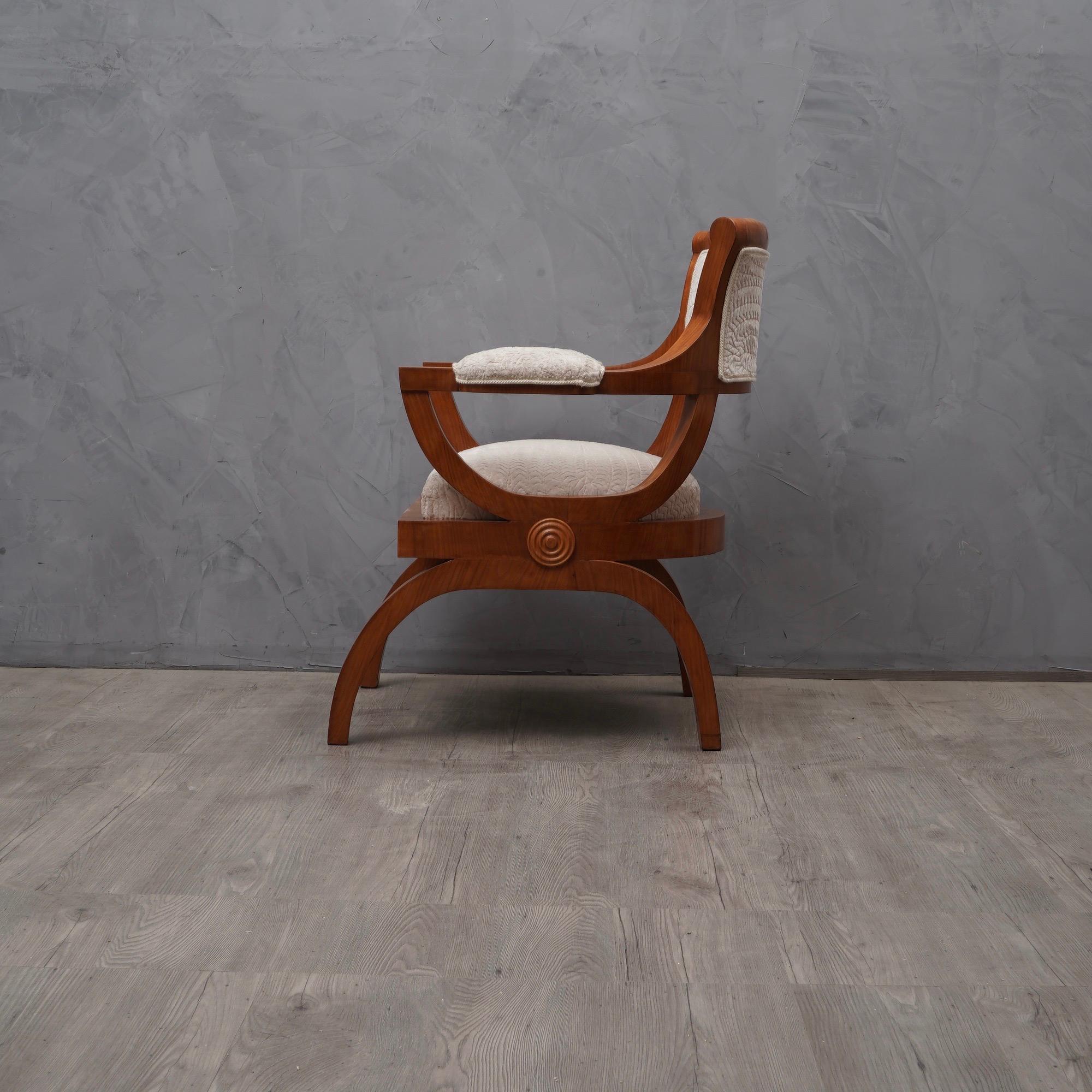 Italienischer Sessel aus Kirschholz und weißem Samt im Art-Deco-Stil:: 1930 im Angebot 1