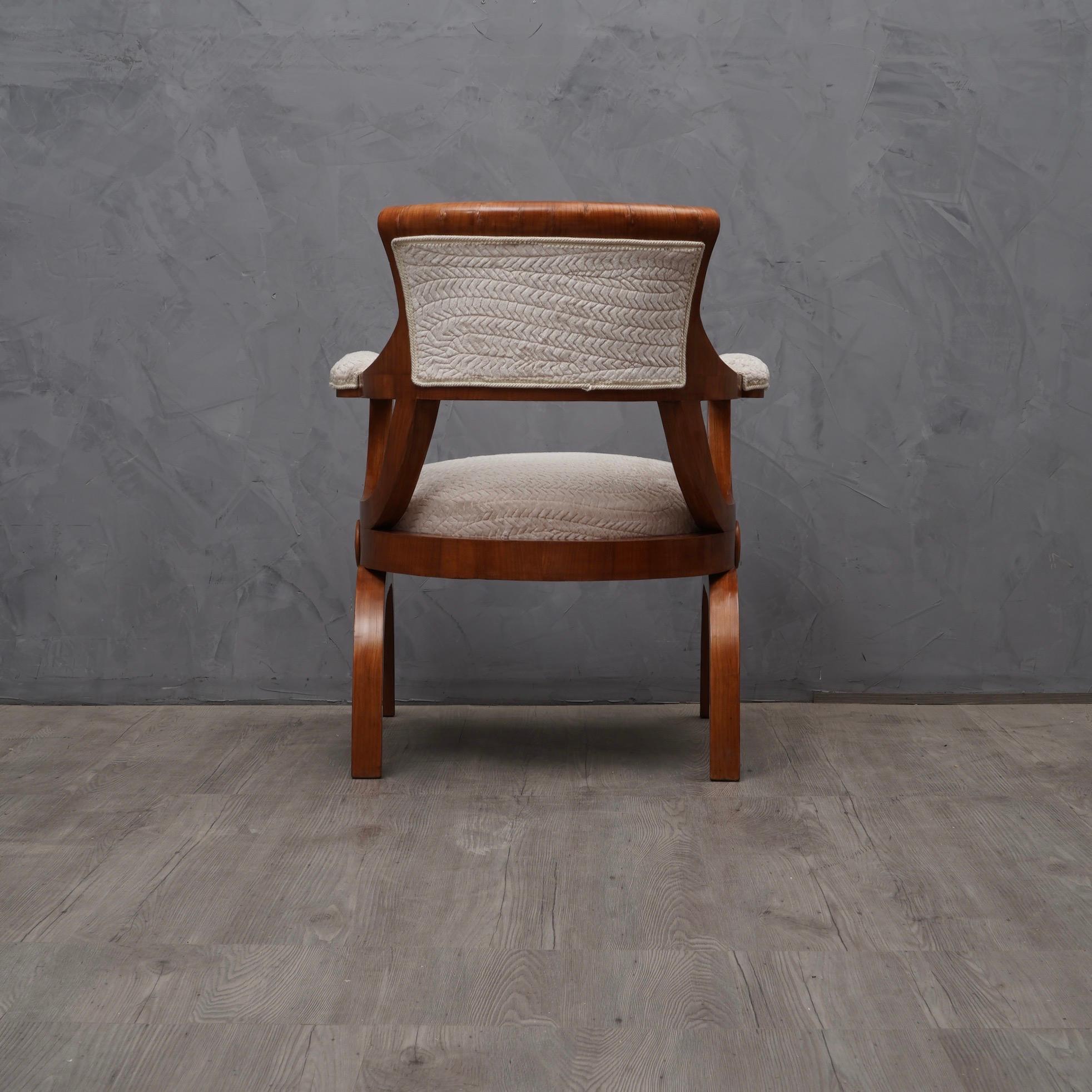 Italienischer Sessel aus Kirschholz und weißem Samt im Art-Deco-Stil:: 1930 im Angebot 2