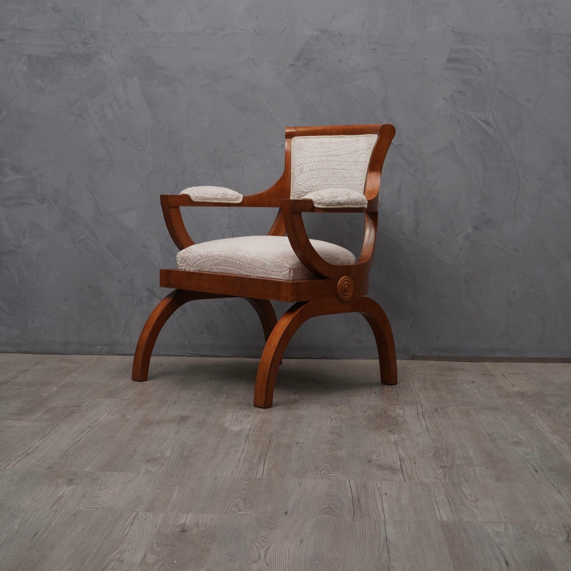Italienischer Sessel aus Kirschholz und weißem Samt im Art-Deco-Stil:: 1930 im Angebot 3