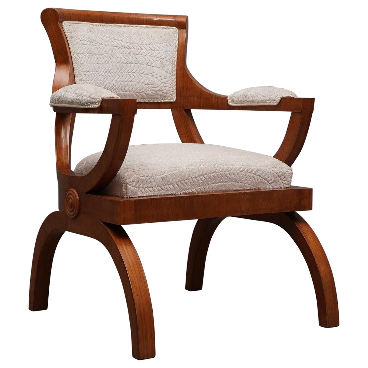 Italienischer Sessel aus Kirschholz und weißem Samt im Art-Deco-Stil:: 1930