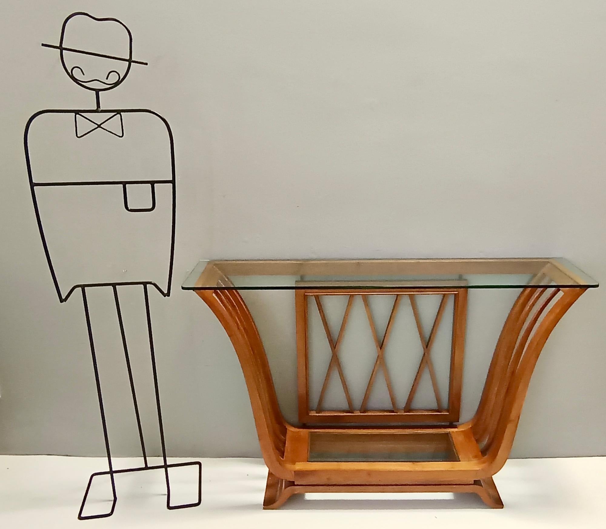 Fabricado en Italia, años 40.
Esta maravillosa y elegante consola tiene un marco de madera de cerezo con una tapa de cristal y un estante inferior de cristal.
Puede mostrar ligeras huellas de uso al ser vintage, pero se puede considerar que está en