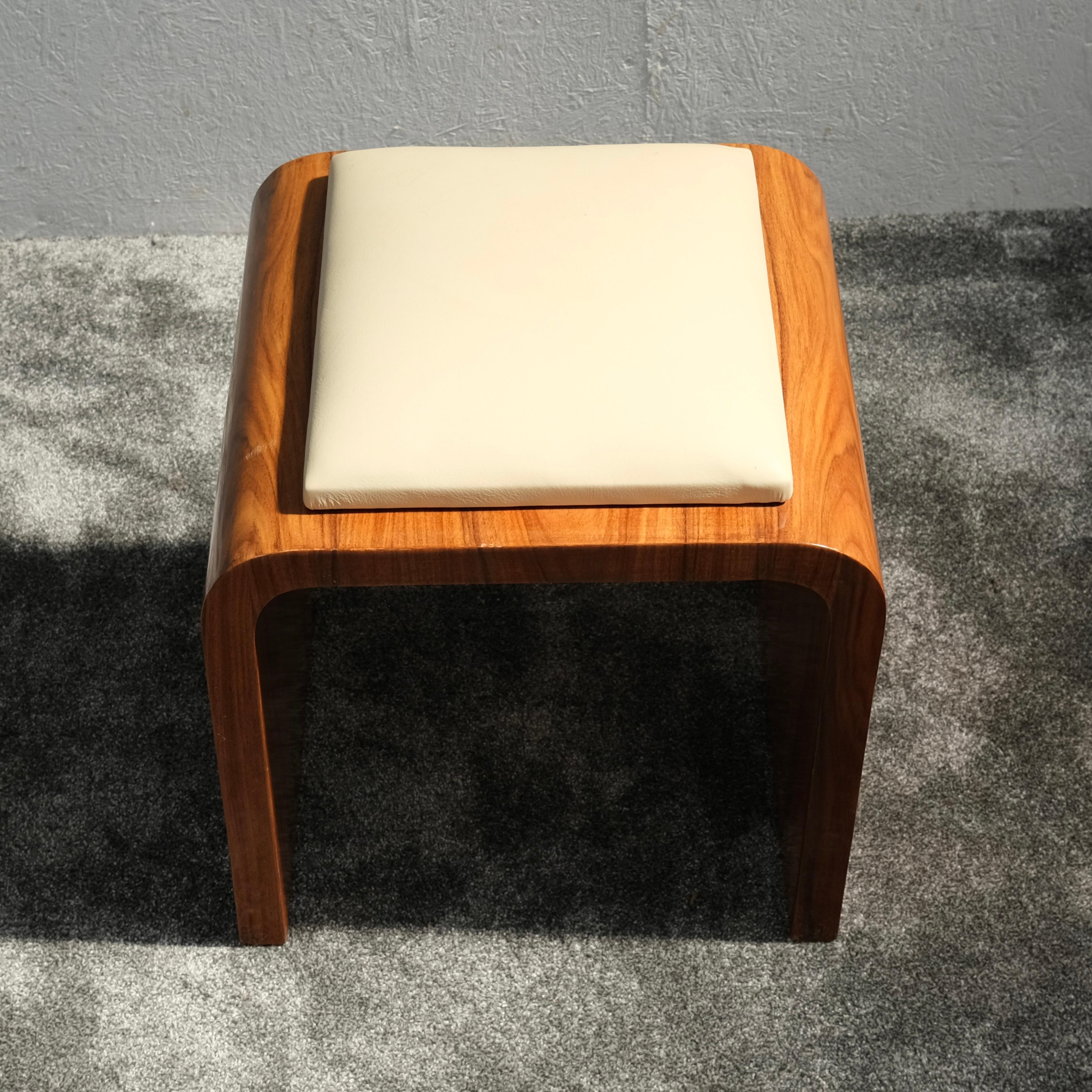 Art Deco Hocker aus Kirschholz in Hochglanzausführung mit Ledersitz, Frankreich 1930er Jahre (Art déco) im Angebot