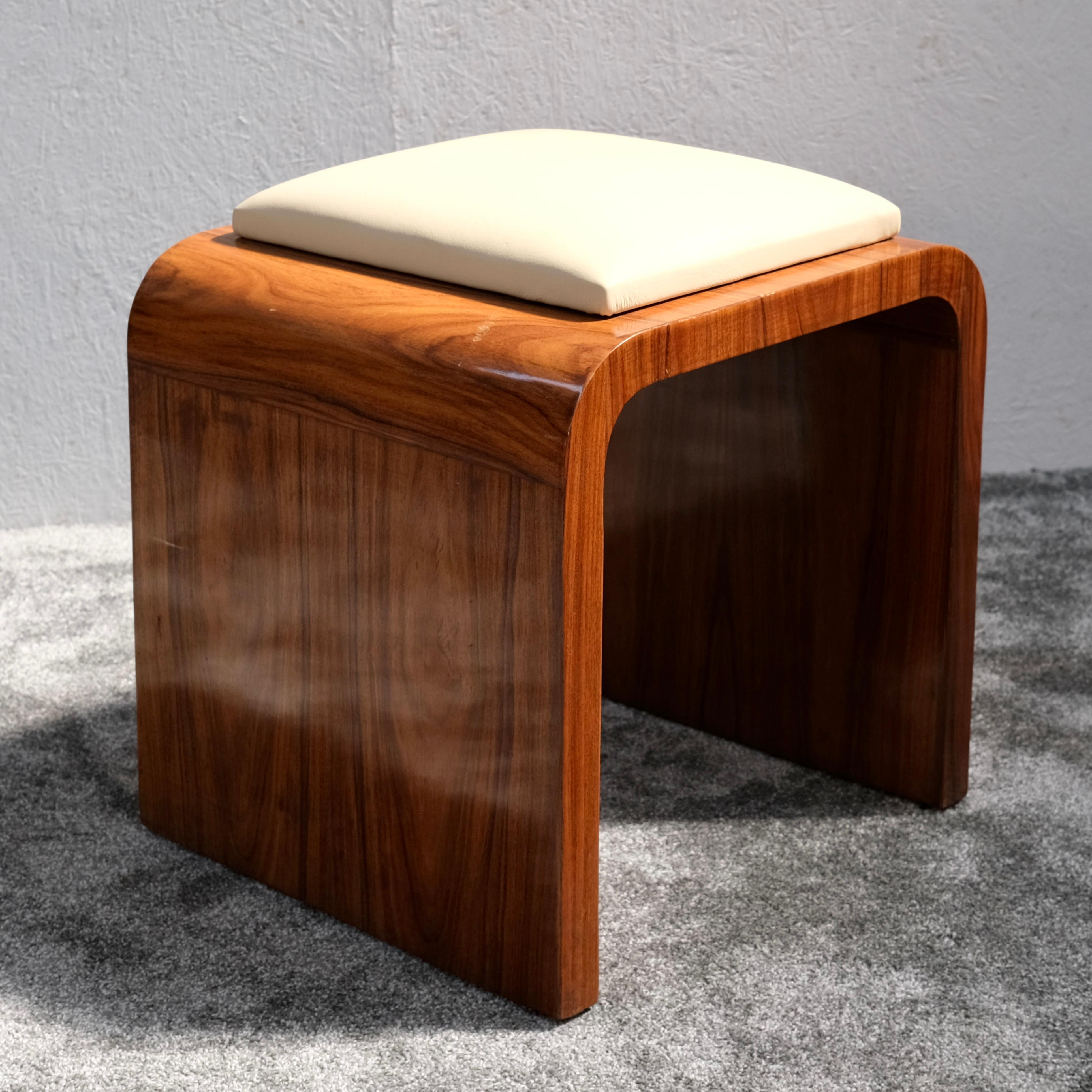 Art Deco Hocker aus Kirschholz in Hochglanzausführung mit Ledersitz, Frankreich 1930er Jahre (Französisch) im Angebot