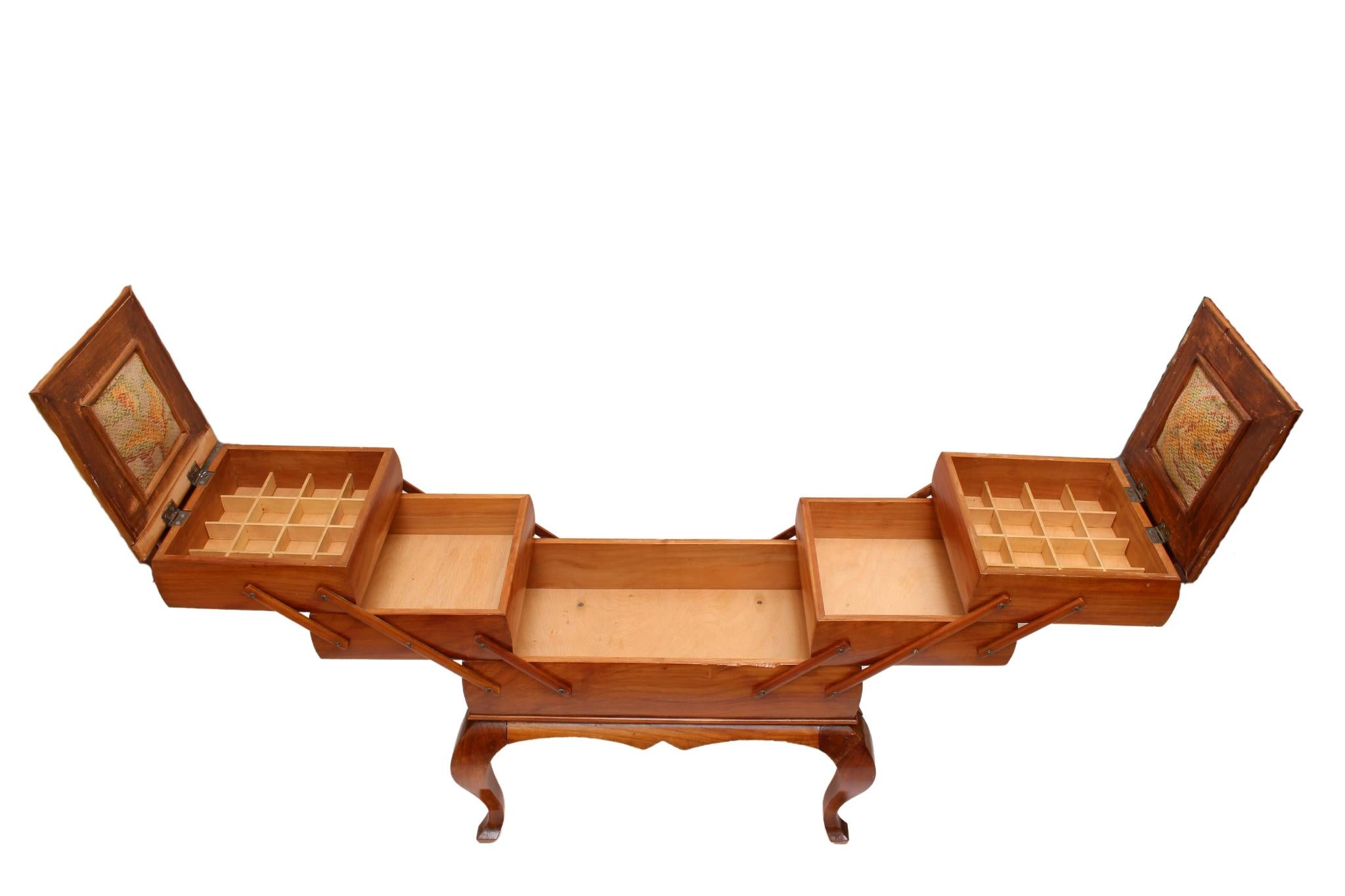 Costurero extraíble Art Decó de madera de cerezo en venta 3