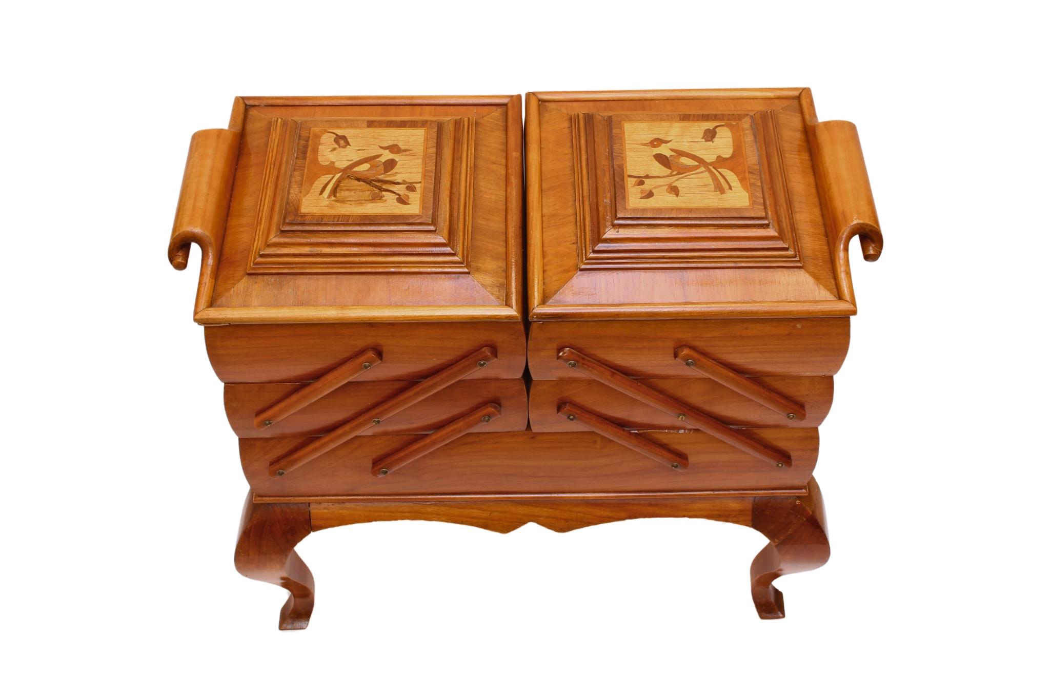 El costurero data de alrededor de 1930 y estaba hecho de madera maciza de cerezo. La caja puede ampliarse en anchura por ambos lados, como puede verse en las fotos. Un objeto decorativo muy bonito de madera de cerezo fuerte y en buen estado. La caja