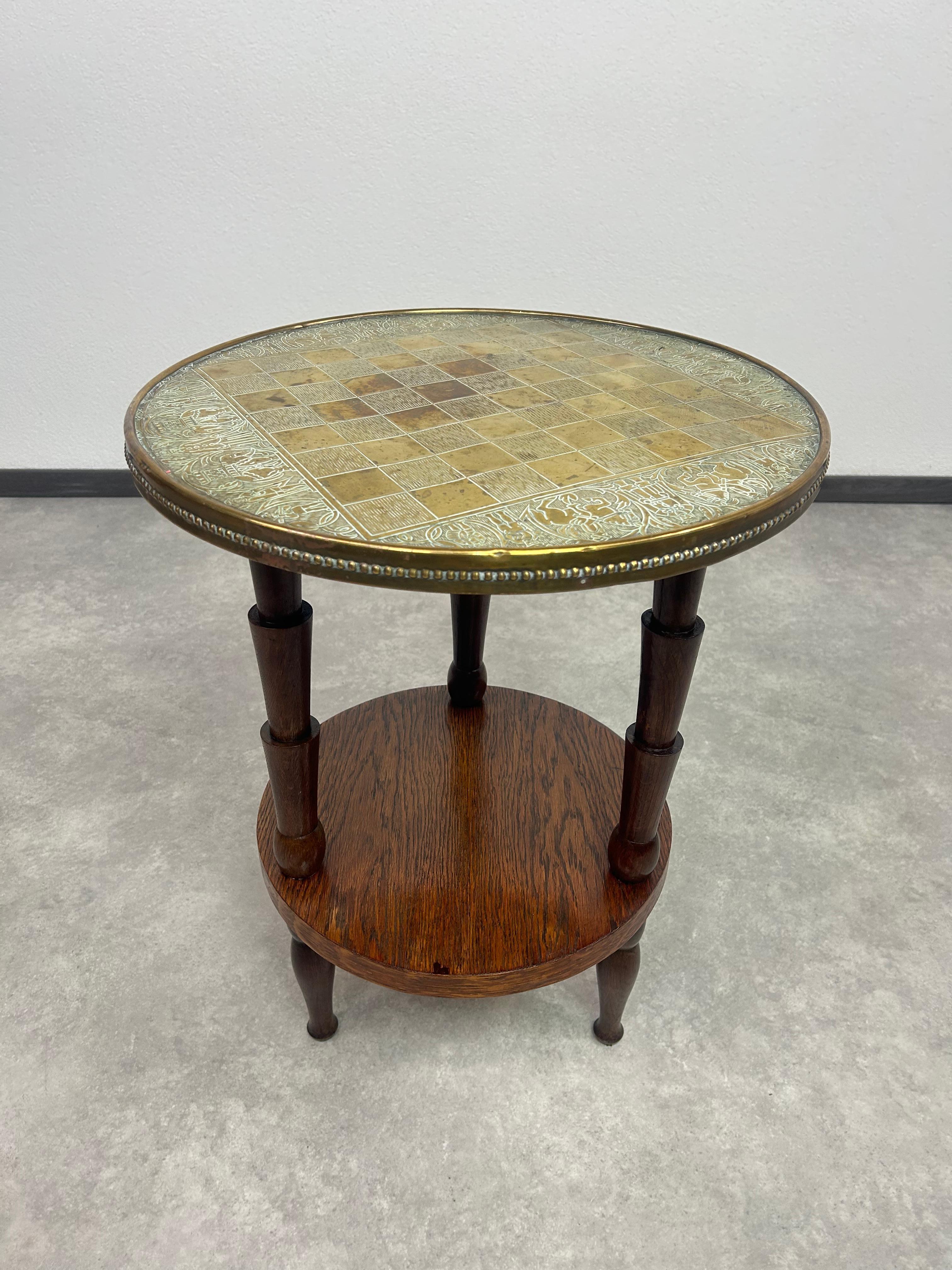 Table d'échecs Art déco avec plateau en laiton ciselé à la main en excellent état d'origine.
