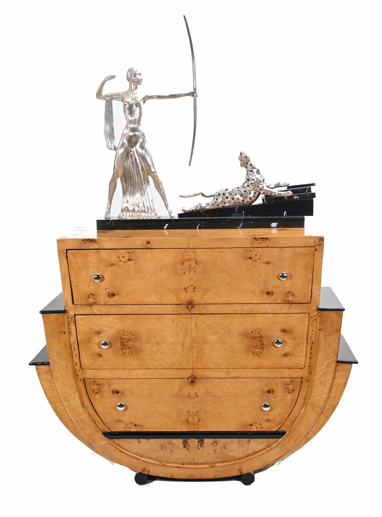 Magnifique commode de style art déco
Un look très classique de haute déco avec un design épuré et un aspect symétrique.
Bouleau satiné compensé par une garniture ébénisée noire
Merveilleux complément à tout intérieur
Certains de nos articles sont