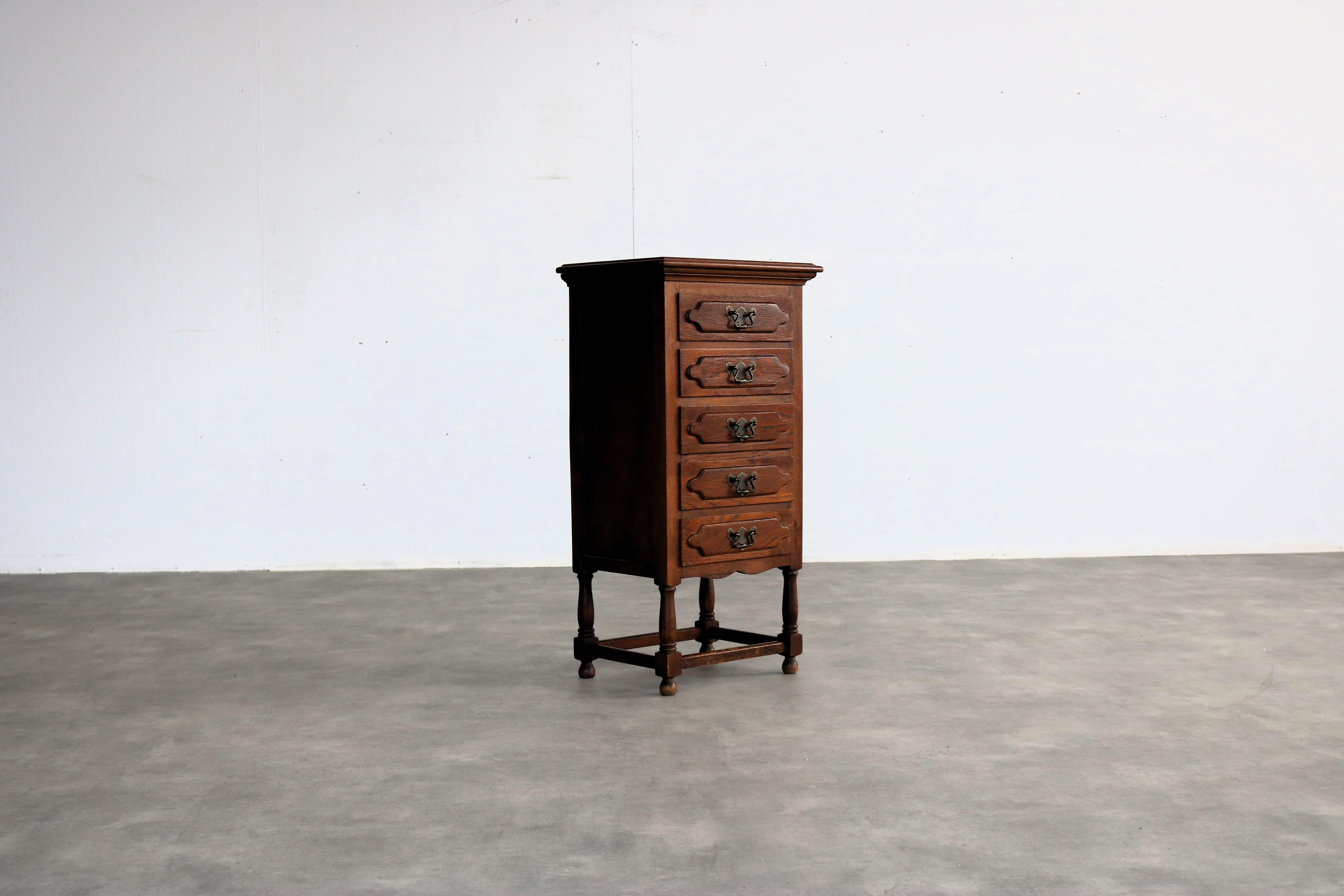 cassettiera art déco  Cassettiera  1940s 

periodo  1940-1949
design  sconosciuto
condizione  buono  leggeri segni d'uso
dimensione  88 x 45 x 34 (hxlxp)

dettagli  Oak; ferro; 

numero di articolo  2617