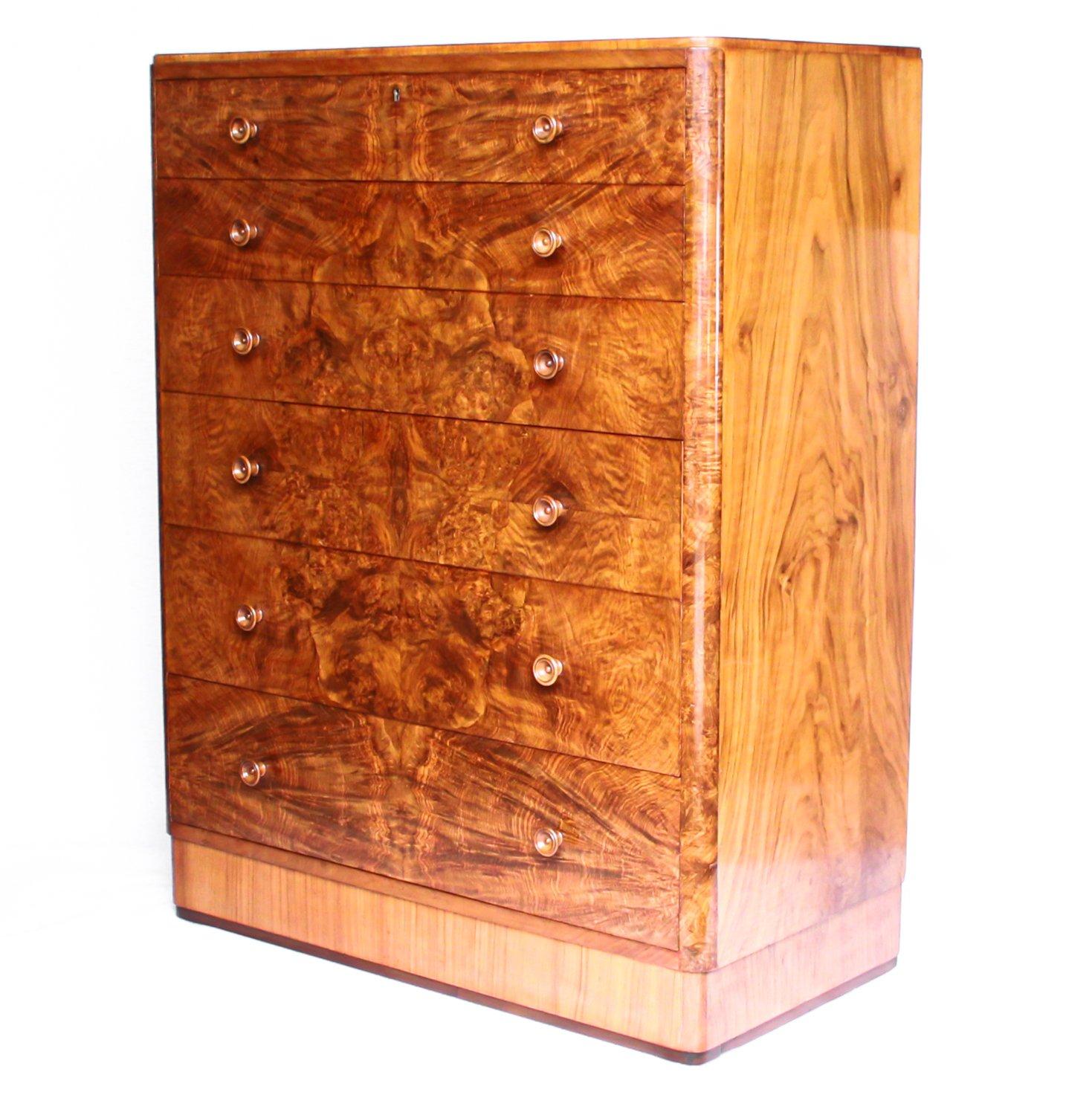 An Art Deco, walnut-veneered six-drawer chest of drawers.

Original walnut handles and mahogany lined drawers.



   