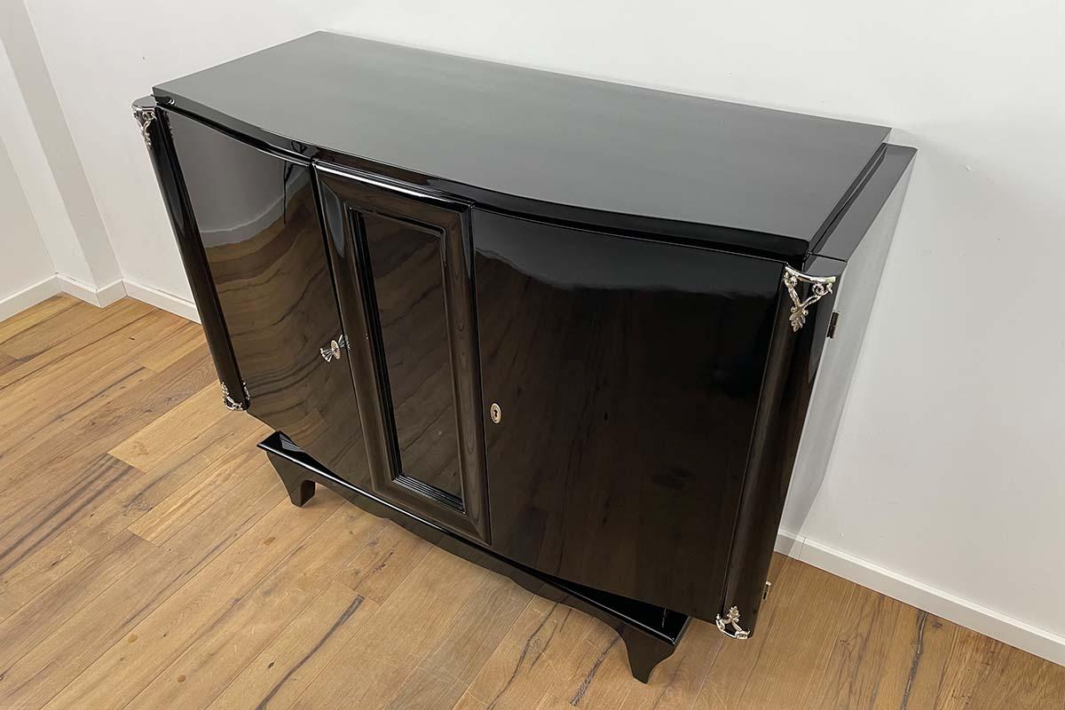 Art Deco Chest of Drawers from Paris Around 1920 in Black Piano Lacquer For Sale 3