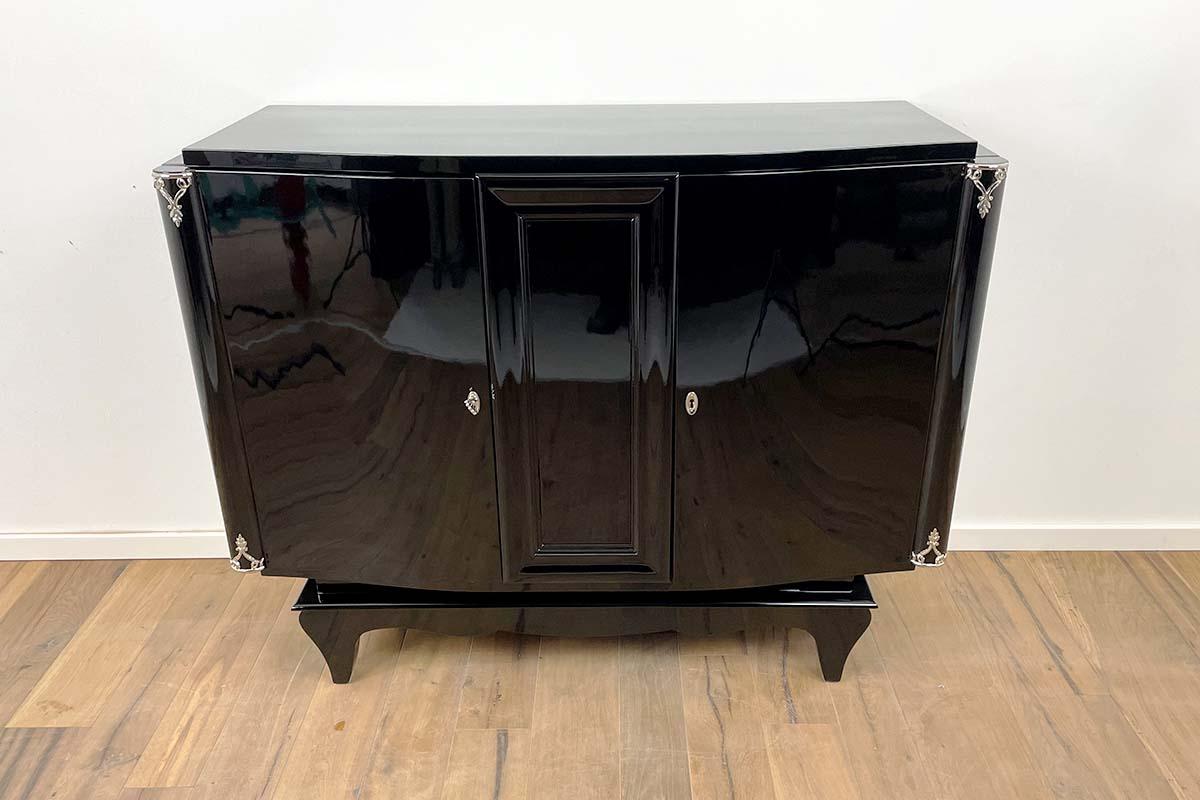 Original Art Deco furniture from a time full of life and elegance. Stunning piece of furniture that, with its many curves, creates incredible light reflections in the perfectly polished piano lacquer. An absolute eye catcher.