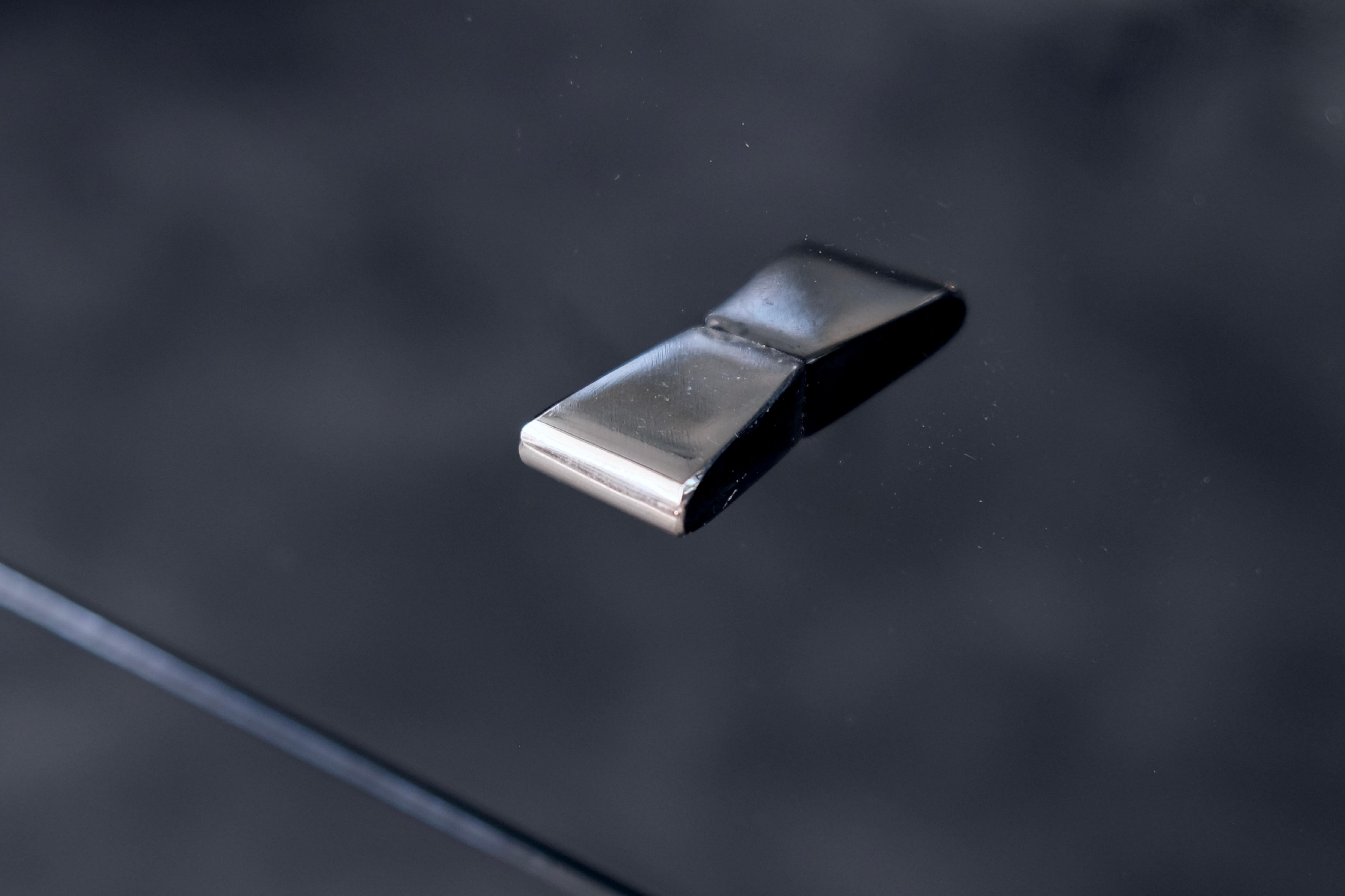 Cassettiera Art Deco in nero con forma affusolata e accenti in metallo, anni '30 in vendita 2