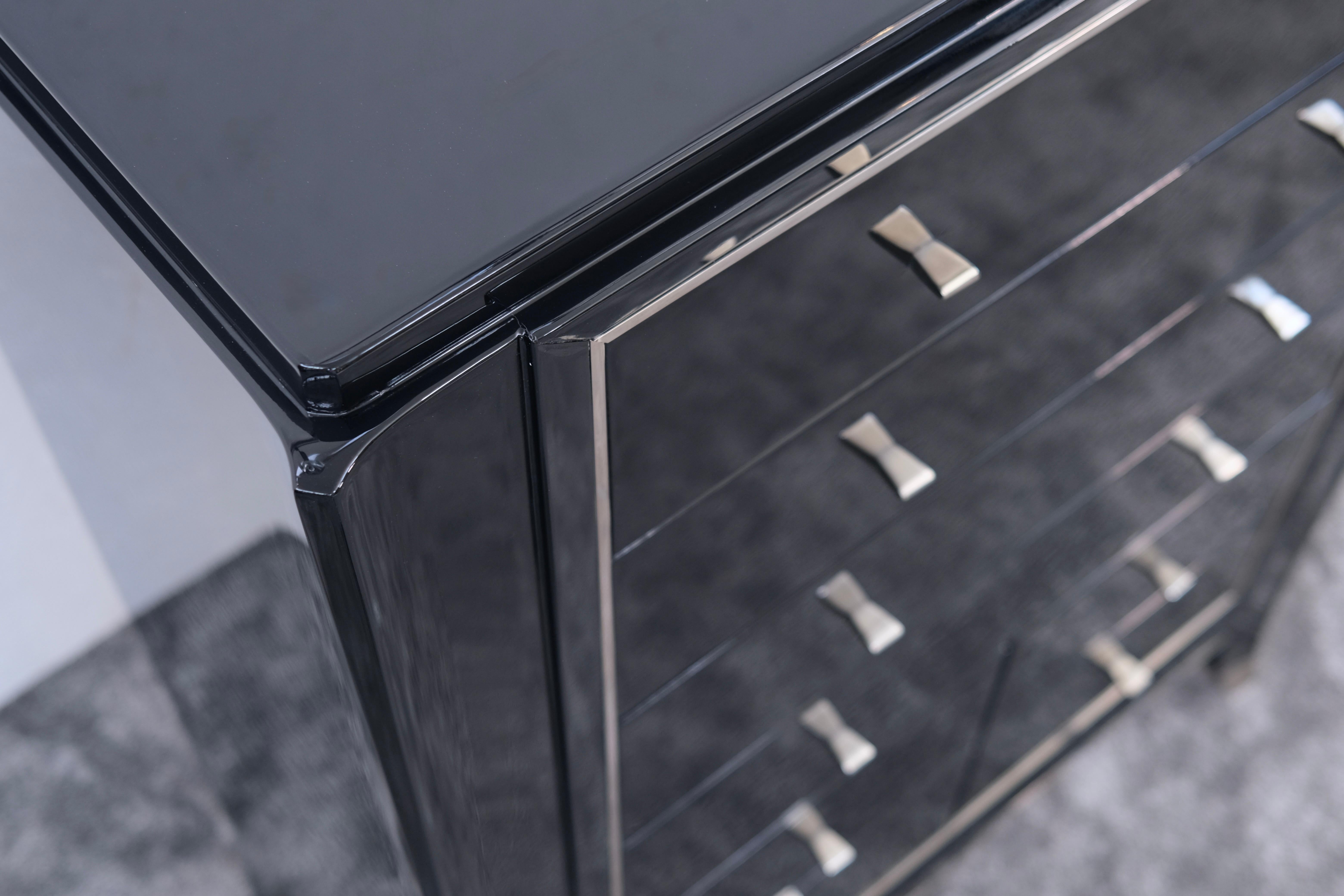 Cassettiera Art Deco in nero con forma affusolata e accenti in metallo, anni '30 in vendita 3