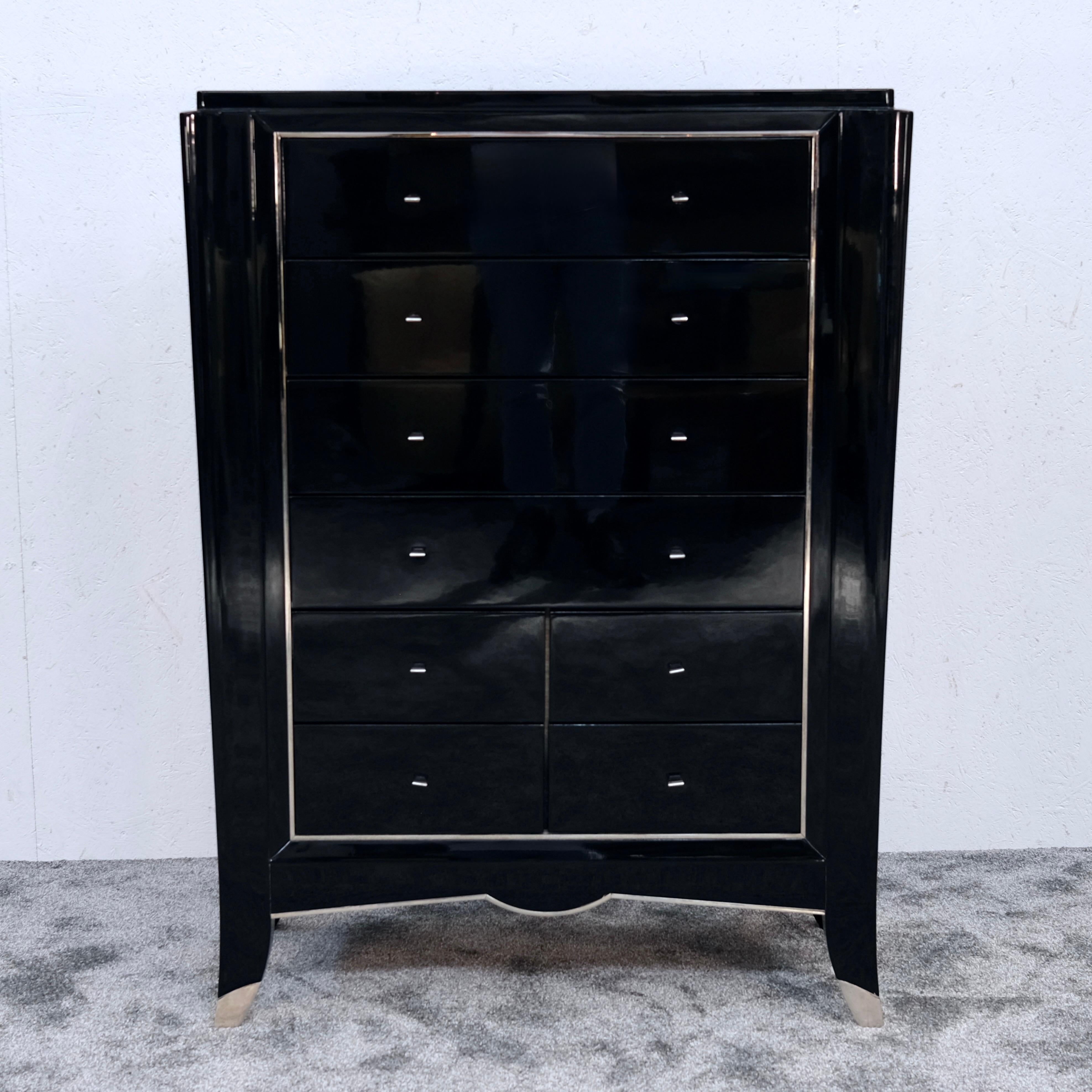 Questa eccezionale cassapanca francese in stile Art Déco, risalente al 1930 circa, presenta un perfetto equilibrio tra eleganza architettonica e funzionalità artigianale. La silhouette sottilmente affusolata conferisce leggerezza visiva e allo