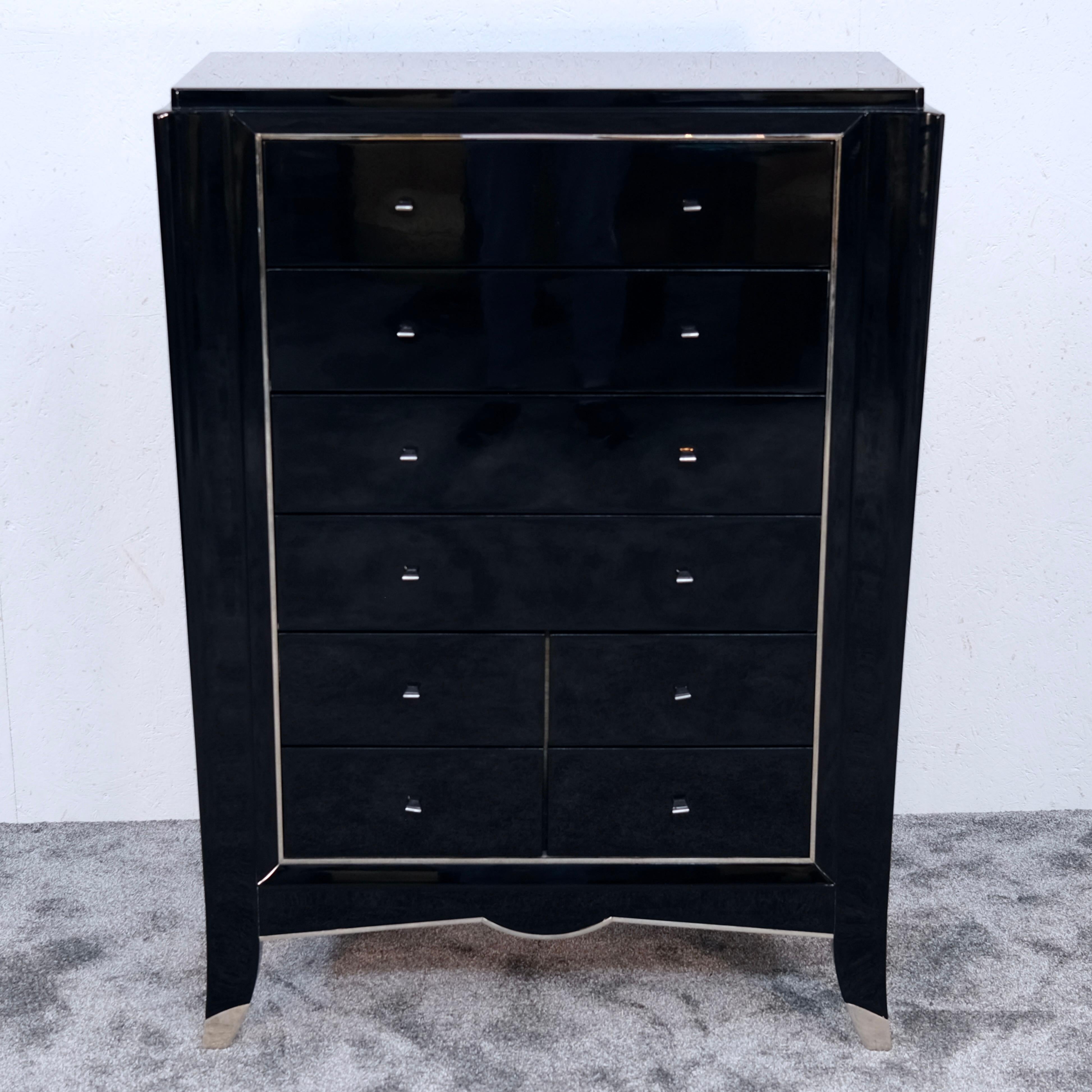 Art Déco Cassettiera Art Deco in nero con forma affusolata e accenti in metallo, anni '30 in vendita