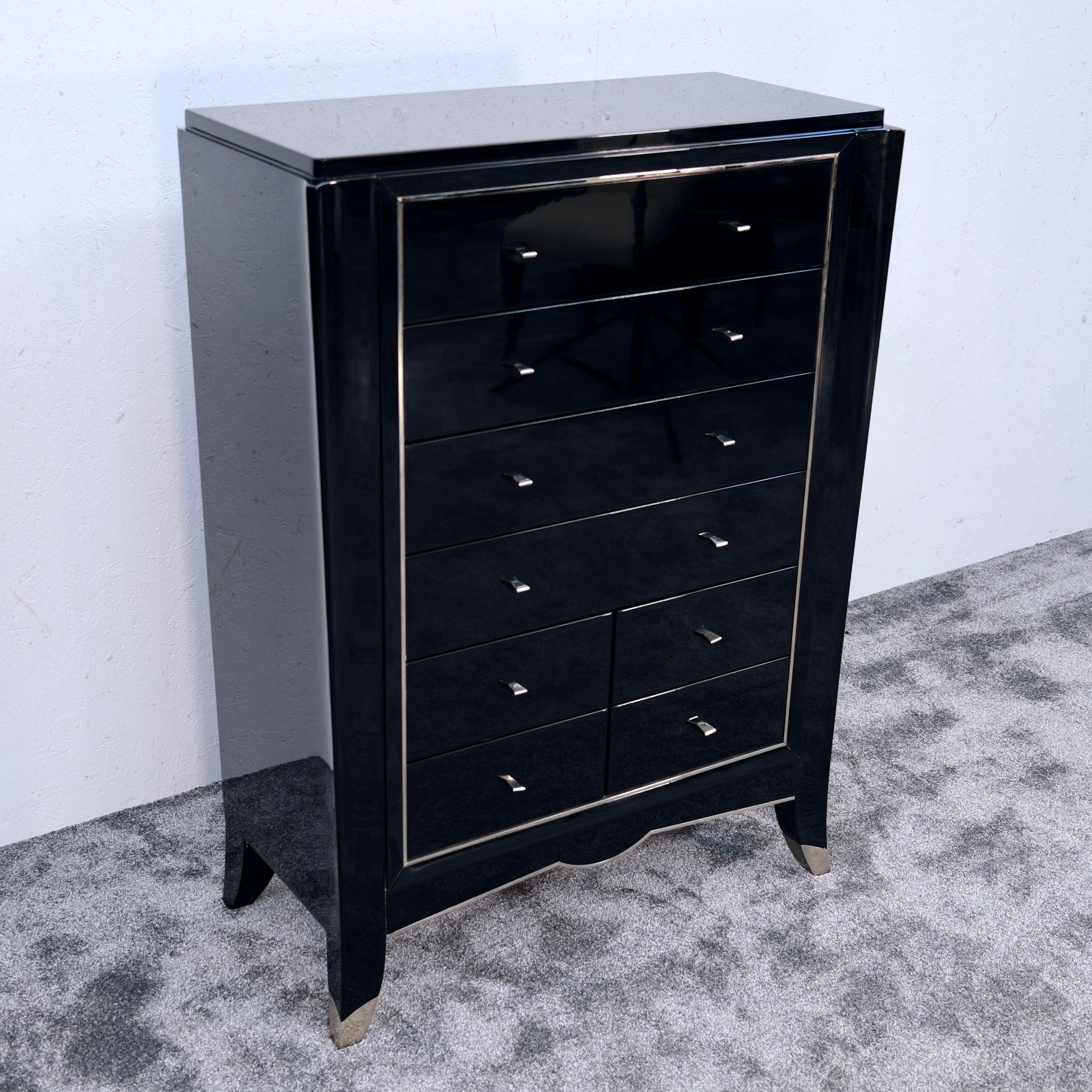 Francese Cassettiera Art Deco in nero con forma affusolata e accenti in metallo, anni '30 in vendita