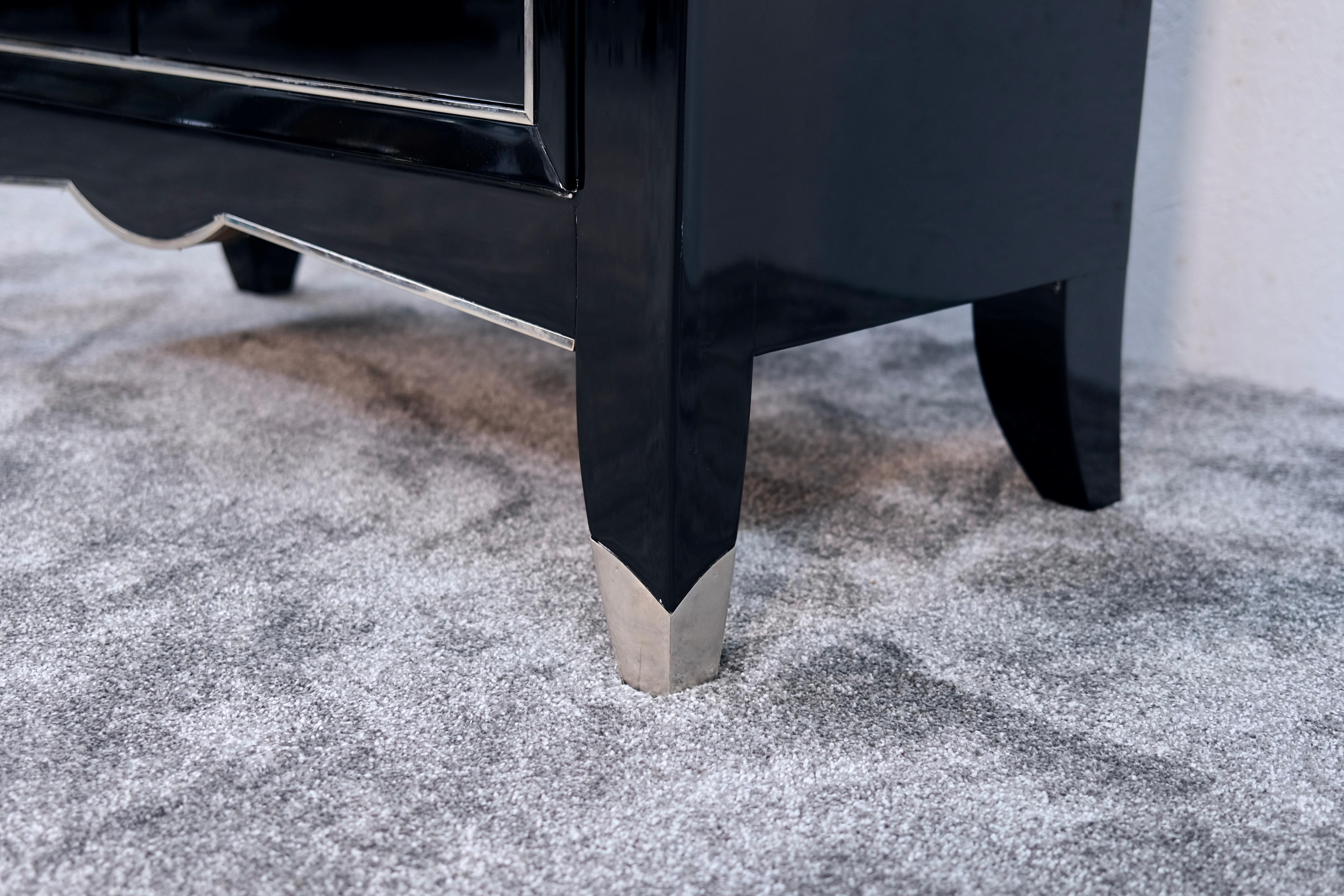 Annerito Cassettiera Art Deco in nero con forma affusolata e accenti in metallo, anni '30 in vendita