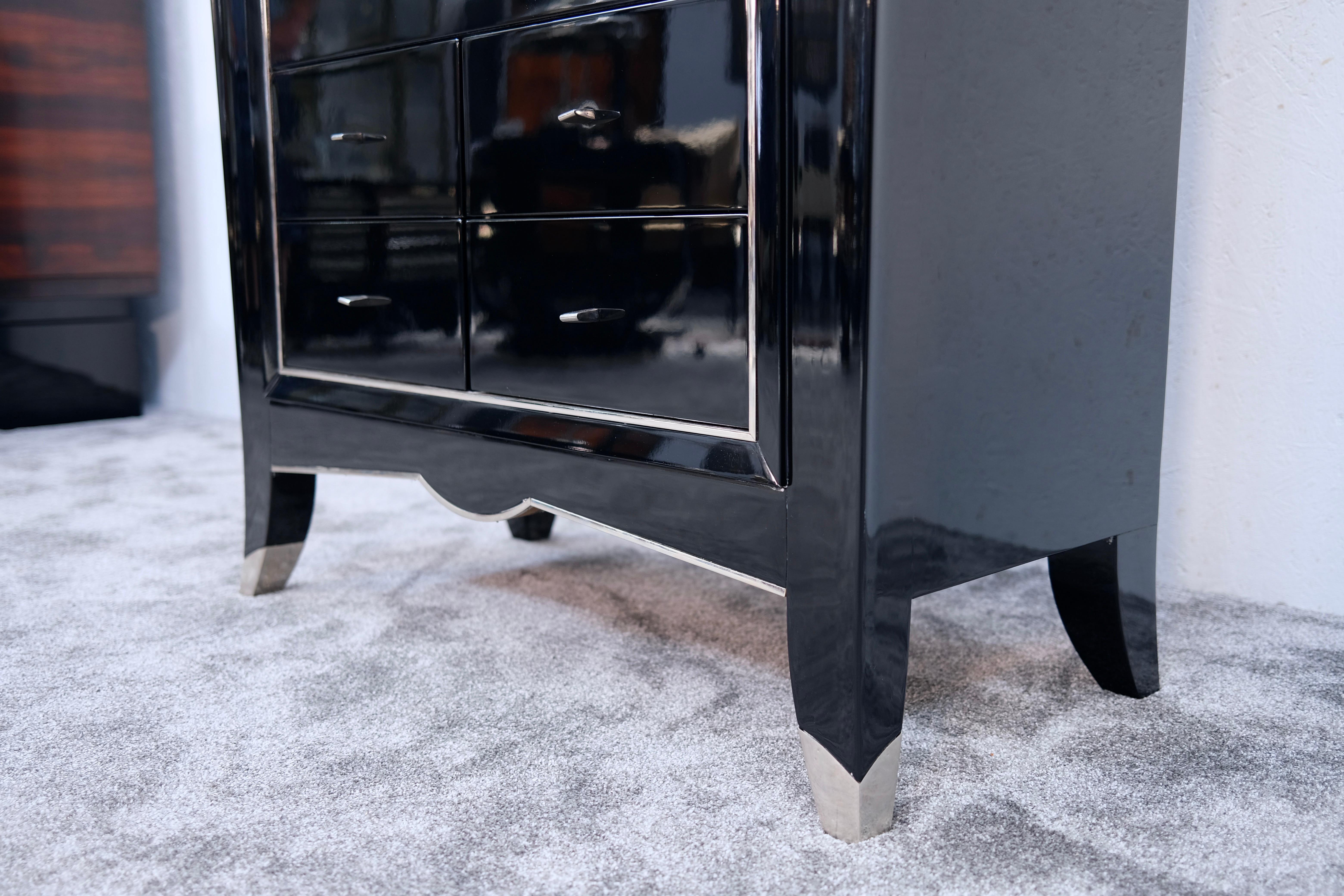 Cassettiera Art Deco in nero con forma affusolata e accenti in metallo, anni '30 In condizioni buone in vendita a Ulm, DE