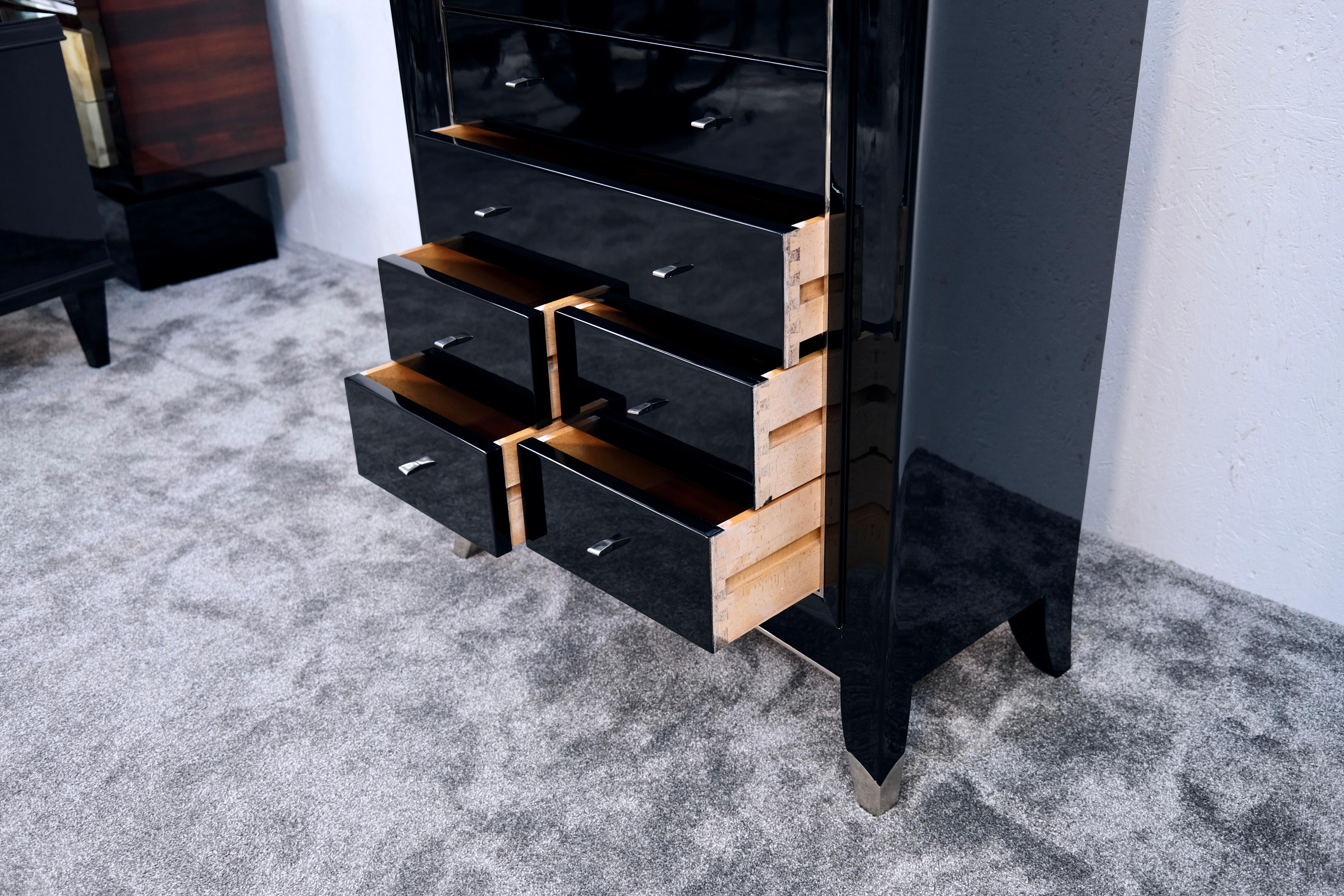 Metà XX secolo Cassettiera Art Deco in nero con forma affusolata e accenti in metallo, anni '30 in vendita