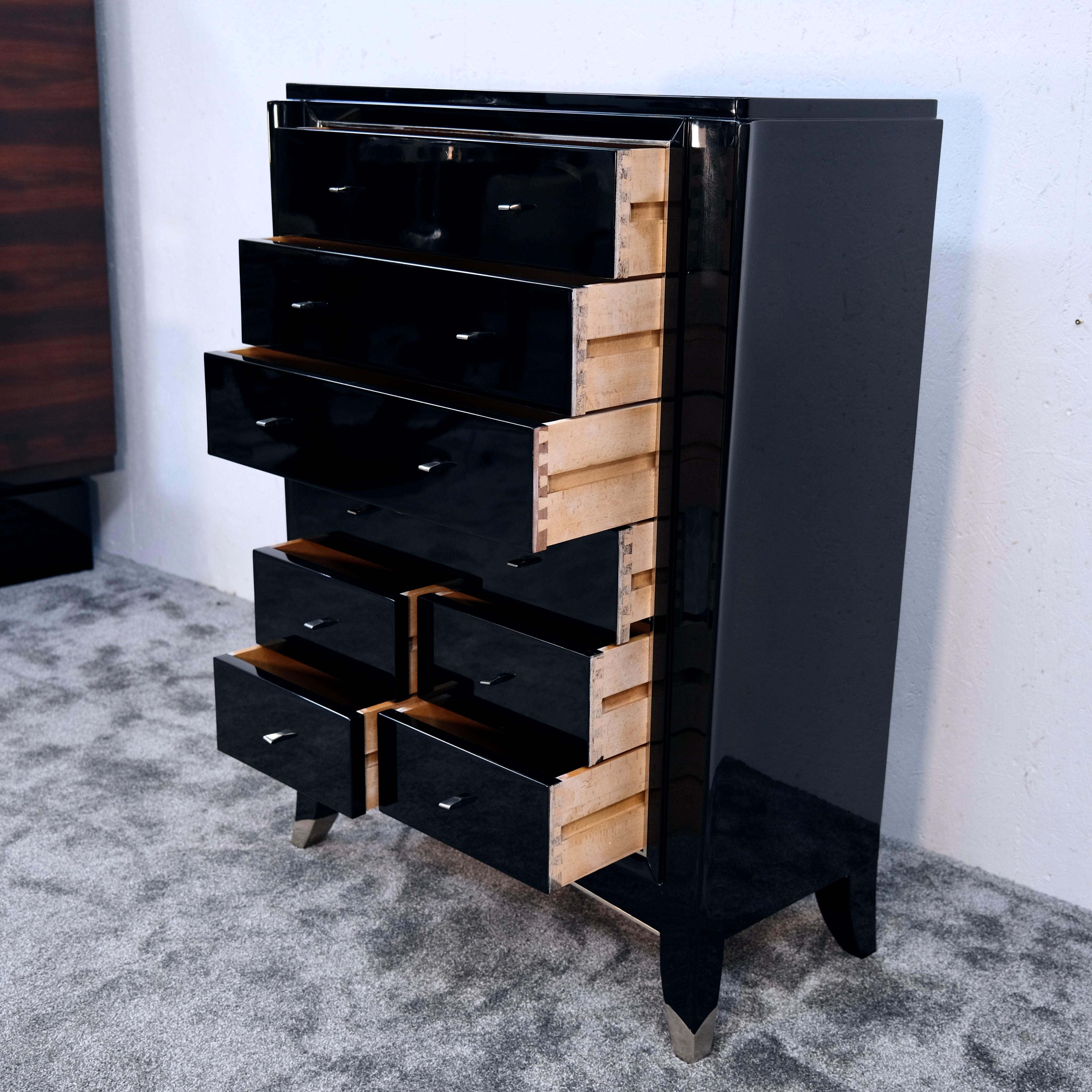 Cromo Cassettiera Art Deco in nero con forma affusolata e accenti in metallo, anni '30 in vendita