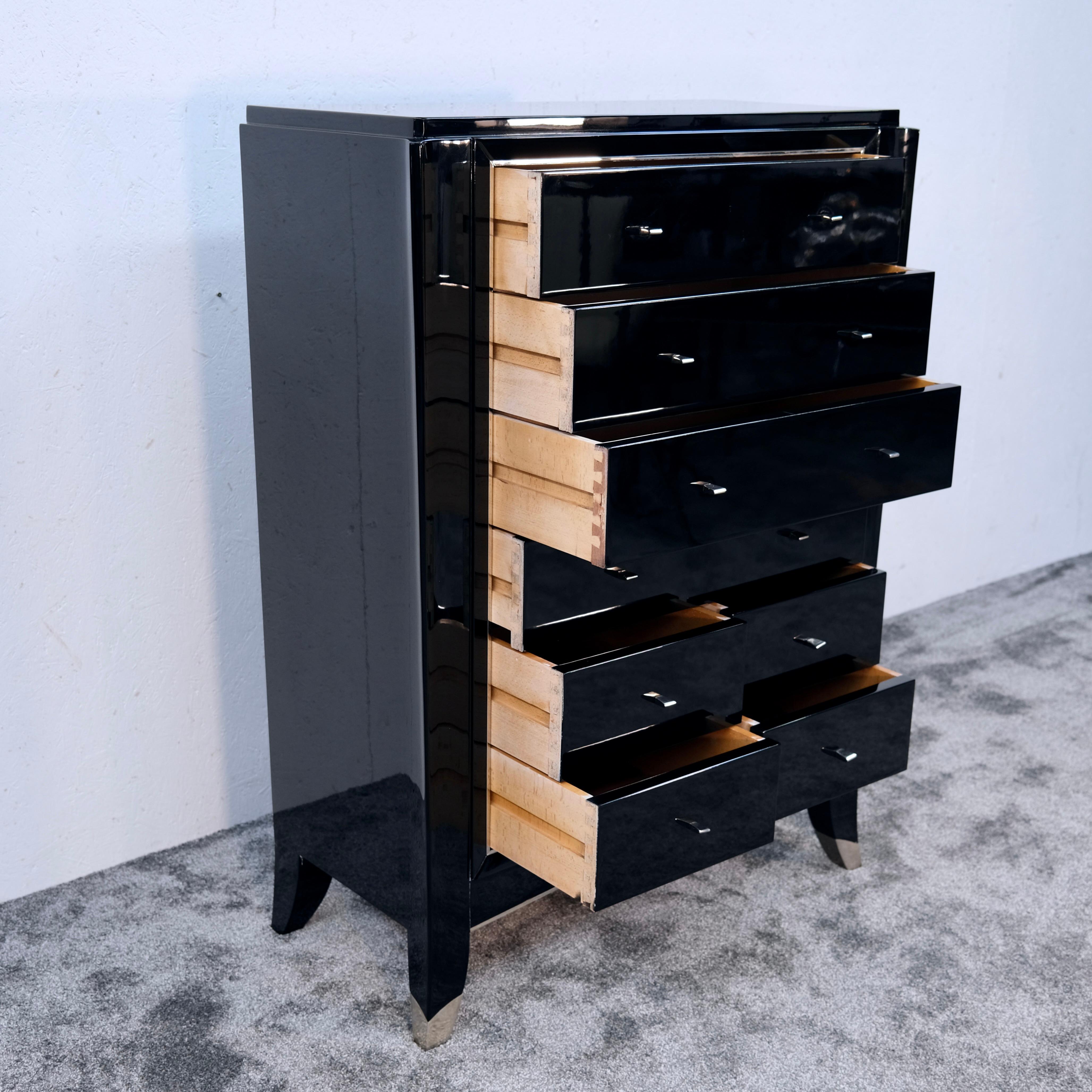 Cassettiera Art Deco in nero con forma affusolata e accenti in metallo, anni '30 in vendita 1