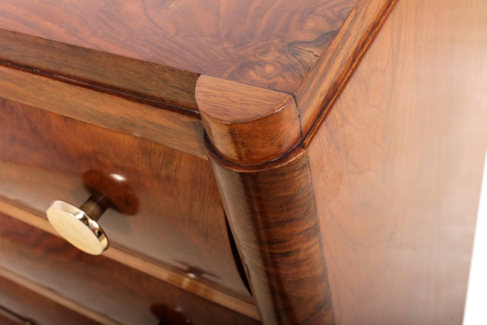 Art Deco Chest of Drawers in Walnut 5